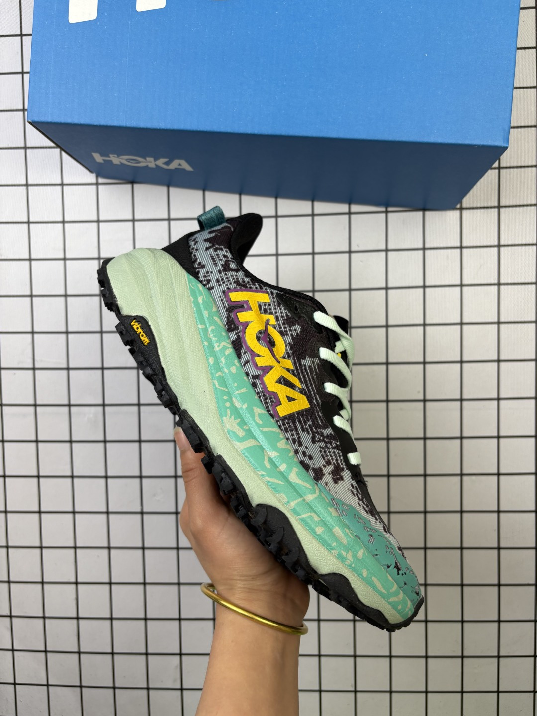 🈴💰140
HOKA/霍卡 男女鞋真标半码制,采用轻量针织织物与无痕压胶工艺鞋面材质,内嵌超轻EVA缓震鞋垫,搭载双密度PROFLY+轻盈弹性泡棉中底,外置牵引齿花橡胶底块❗️最佳全天候越野跑鞋,踩屎感最强!美国新兴跑鞋品牌HOKA ONE ONE Speedgoat 6 Trail 飞速羚羊6代系列低帮轻量户外越野休闲运动慢跑鞋 1155151
类型:男女鞋
码数:36 36.5 37 38 38.5 39 40 40.5 41 42 42.5 43 44 45 46
编码:旭