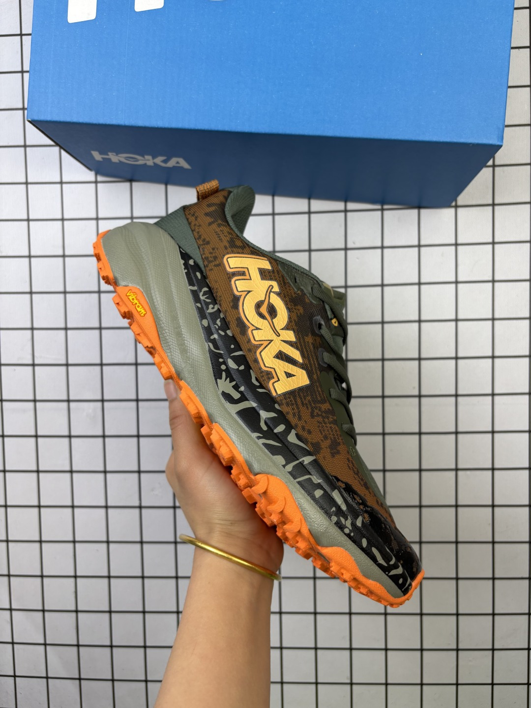 🈴💰140
HOKA/霍卡 男女鞋真标半码制,采用轻量针织织物与无痕压胶工艺鞋面材质,内嵌超轻EVA缓震鞋垫,搭载双密度PROFLY+轻盈弹性泡棉中底,外置牵引齿花橡胶底块❗️最佳全天候越野跑鞋,踩屎感最强!美国新兴跑鞋品牌HOKA ONE ONE Speedgoat 6 Trail 飞速羚羊6代系列低帮轻量户外越野休闲运动慢跑鞋 1155151
类型:男女鞋
码数:36 36.5 37 38 38.5 39 40 40.5 41 42 42.5 43 44 45 46
编码:旭