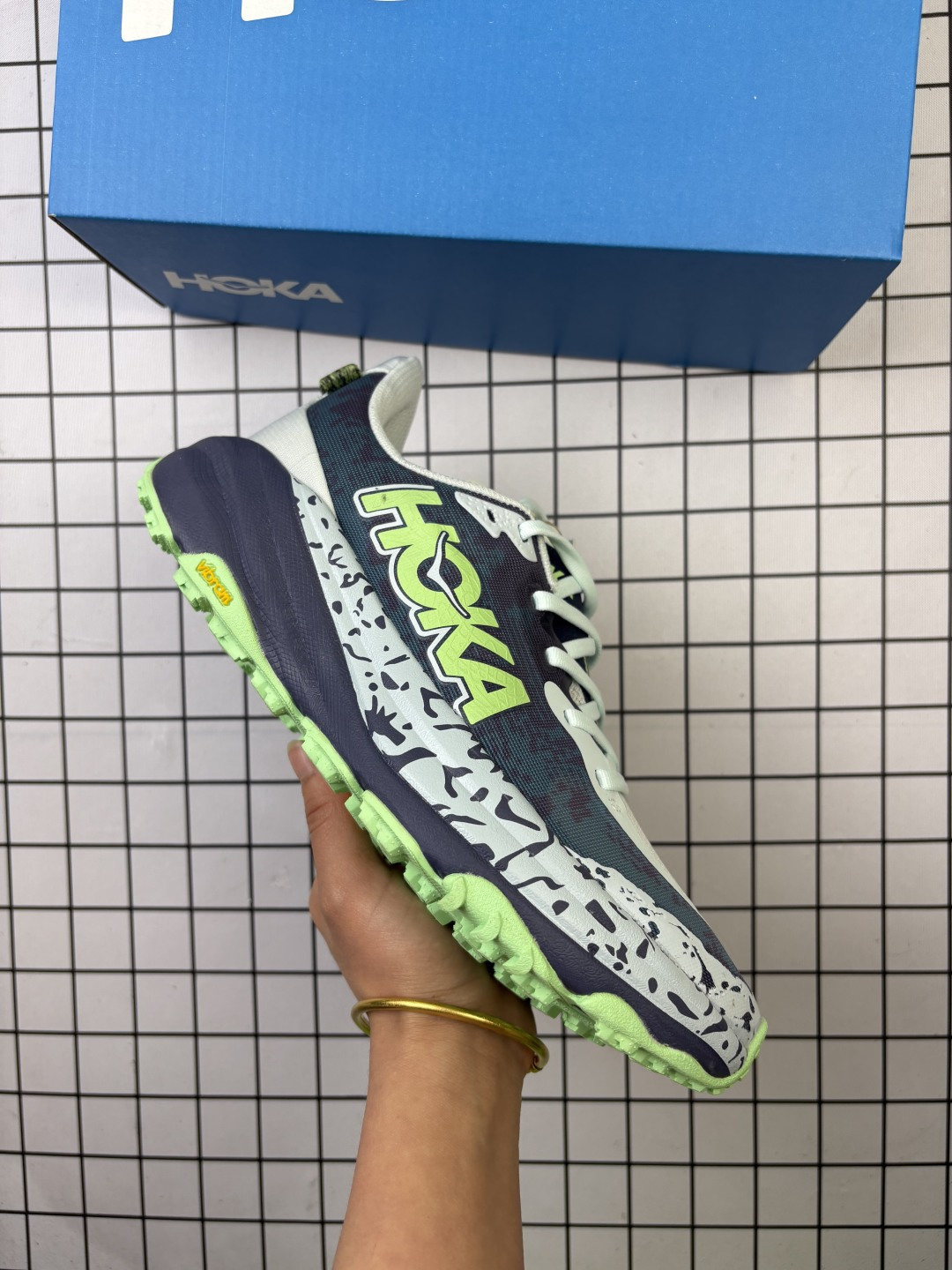 🈴💰140
HOKA/霍卡 男女鞋真标半码制,采用轻量针织织物与无痕压胶工艺鞋面材质,内嵌超轻EVA缓震鞋垫,搭载双密度PROFLY+轻盈弹性泡棉中底,外置牵引齿花橡胶底块❗️最佳全天候越野跑鞋,踩屎感最强!美国新兴跑鞋品牌HOKA ONE ONE Speedgoat 6 Trail 飞速羚羊6代系列低帮轻量户外越野休闲运动慢跑鞋 1155151
类型:男女鞋
码数:36 36.5 37 38 38.5 39 40 40.5 41 42 42.5 43 44 45 46
编码:旭