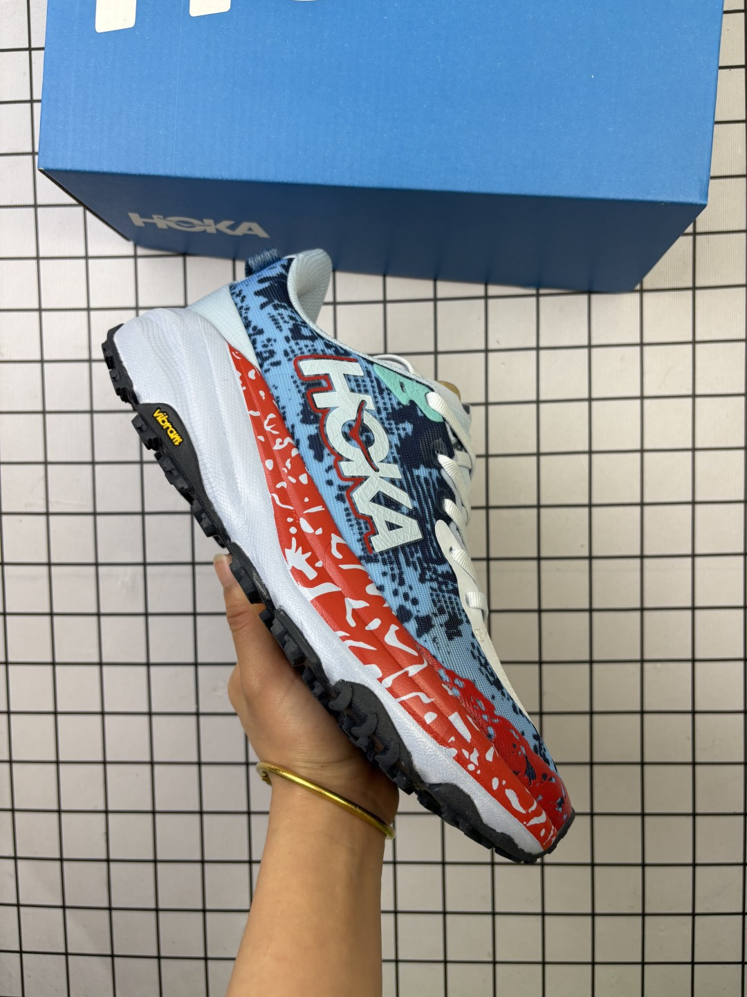 🈴💰140
HOKA/霍卡 男女鞋真标半码制,采用轻量针织织物与无痕压胶工艺鞋面材质,内嵌超轻EVA缓震鞋垫,搭载双密度PROFLY+轻盈弹性泡棉中底,外置牵引齿花橡胶底块❗️最佳全天候越野跑鞋,踩屎感最强!美国新兴跑鞋品牌HOKA ONE ONE Speedgoat 6 Trail 飞速羚羊6代系列低帮轻量户外越野休闲运动慢跑鞋 1155151
类型:男女鞋
码数:36 36.5 37 38 38.5 39 40 40.5 41 42 42.5 43 44 45 46
编码:旭