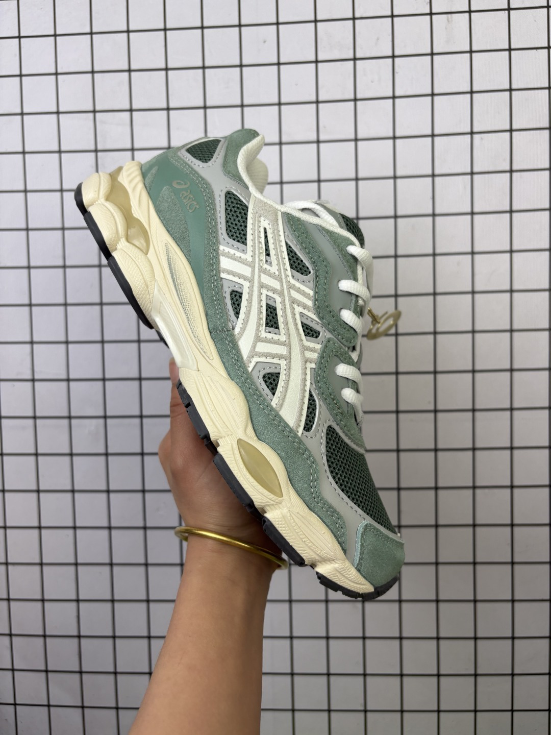 💰120
亚瑟士 ASICS GEL-NYC 亚瑟士 透气网眼鞋面 配合部分合成革材质 采用全新AHAR+橡胶材质 更加耐磨
货号:1201A789-001
尺码:36-45
编码688