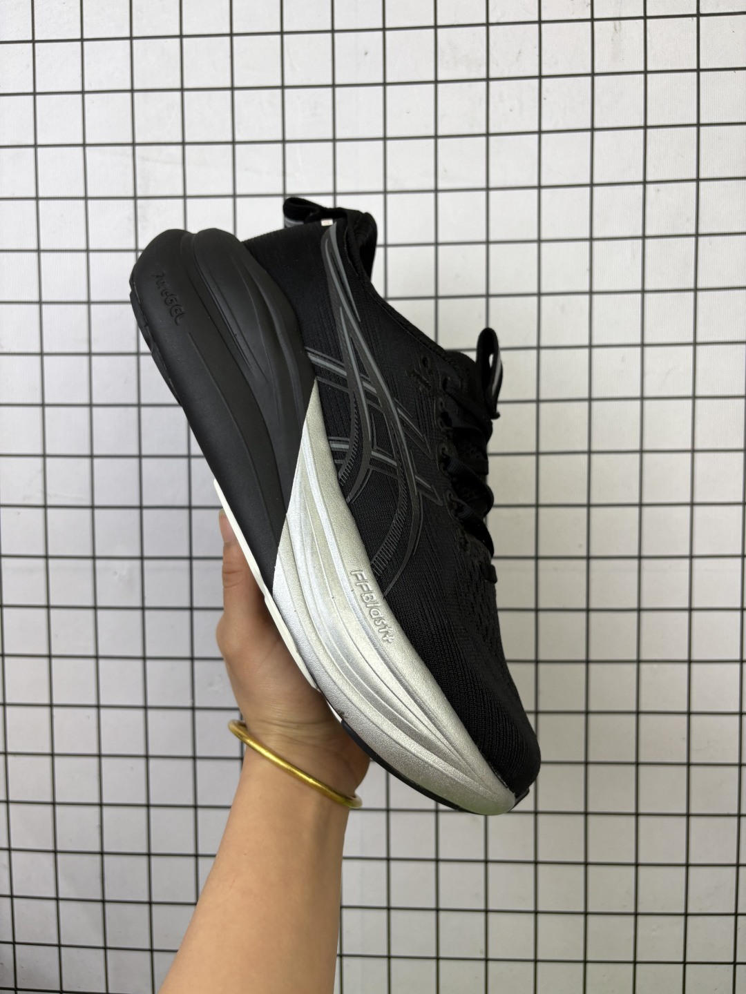 💰150
ASICS 亚瑟士 GEL-KAYANO 代 跑鞋 稳定系跑鞋之王,30周年纪念款“稳”中如一！
4D引导系统，保证稳定舒适；全新的PureGEL 材质，全面提升柔软度，缓解着地时的冲击力，为跑动的每一步带来更为流畅舒适的过渡；FF BLAST PLUS环保中底材质，并将厚度提升了4毫米，提升了舒适）
size36-45
编码688