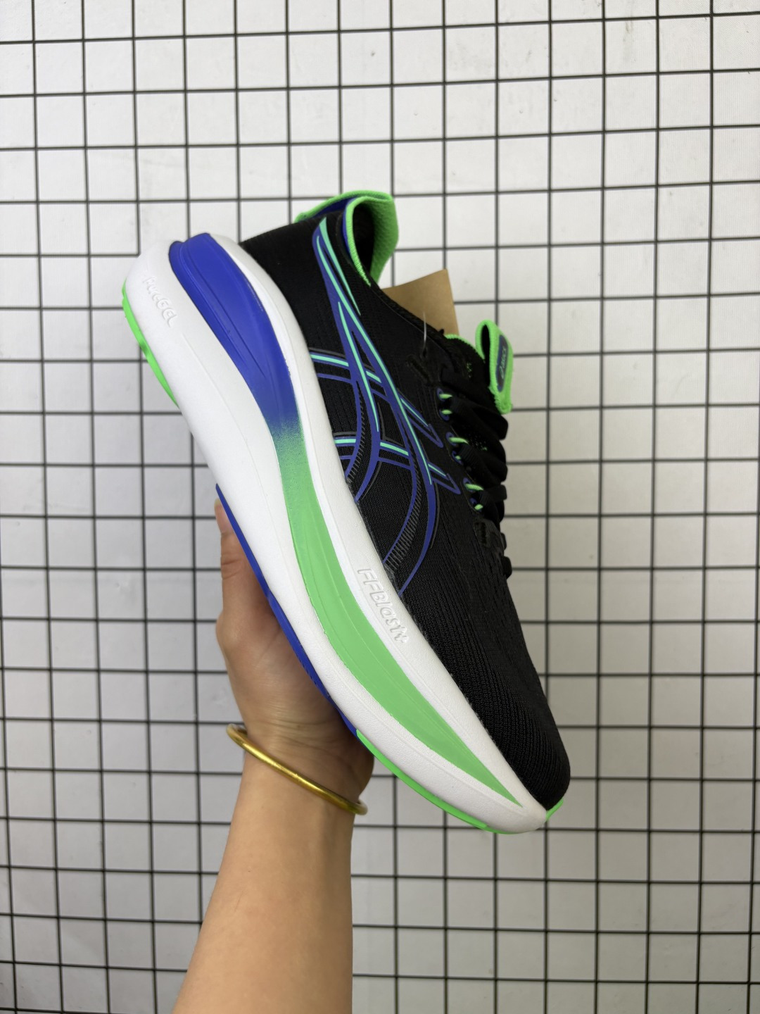 💰150
ASICS 亚瑟士 GEL-KAYANO 代 跑鞋 稳定系跑鞋之王,30周年纪念款“稳”中如一！
4D引导系统，保证稳定舒适；全新的PureGEL 材质，全面提升柔软度，缓解着地时的冲击力，为跑动的每一步带来更为流畅舒适的过渡；FF BLAST PLUS环保中底材质，并将厚度提升了4毫米，提升了舒适）
size36-45
编码688