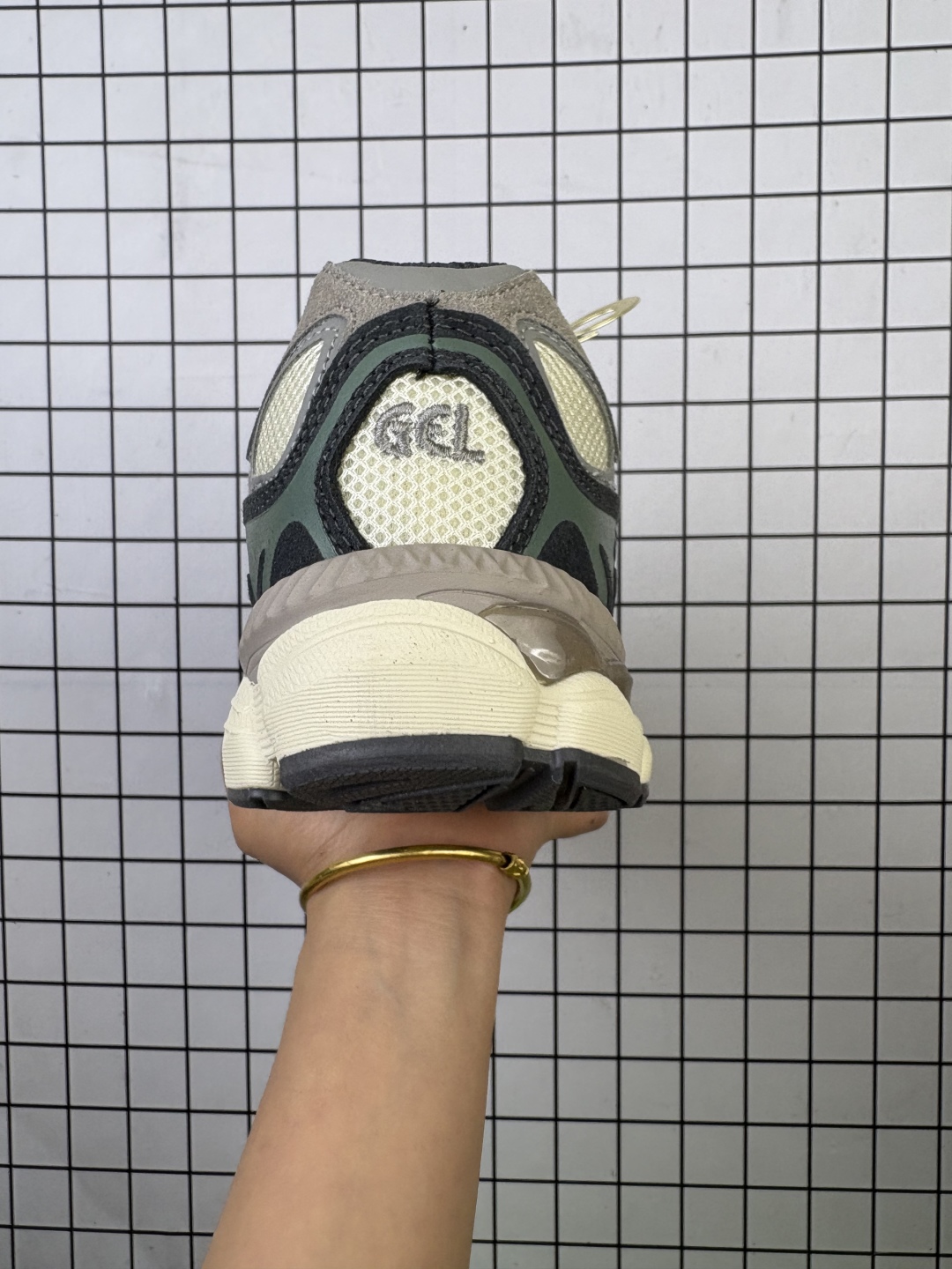 💰120
AsicsGel-NYC复古单品 2025年新款 亚瑟士ASICSTIGER 新款休闲鞋 厚底街头运动休闲鞋,ASICS亚瑟士推出全新GEL-NYC,彰显纽约都市活力。这次的新系列融入了多个版本GEL的经典设计风格,广受好评。其设计灵感来源于GEL-NIMBUS 3,GEL-MC PLUS V 和 GEL-CUMULUS 16 这些往日经典鞋款。GEL-NYC使用GEL-CUMULUS 16鞋款的鞋楦设计,展现了独特的现代化美学。鞋底采用了轻质发泡材料,并在后跟和前掌处采用了ASICS亚瑟士核心科技——GEL缓震胶,赋予鞋款强大的缓冲性能,提供了更柔软舒适的穿着体验。而在原有设计的启发之上,此次鞋款采用更贴合当今潮流趋势的材料和创新技术,展现出纽约充满活力的都市精神。
货号:1203A805-101
尺码:36-45含半码
编码771