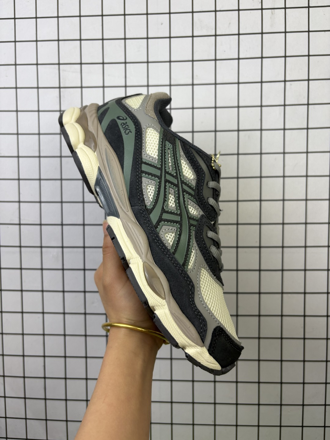 🈴💰120
AsicsGel-NYC复古单品 2025年新款 亚瑟士ASICSTIGER 新款休闲鞋 厚底街头运动休闲鞋，ASICS亚瑟士推出全新GEL-NYC，彰显纽约都市活力。这次的新系列融入了多个版本GEL的经典设计风格，广受好评。其设计灵感来源于GEL-NIMBUS 3,GEL-MC PLUS V 和 GEL-CUMULUS 16 这些往日经典鞋款。GEL-NYC使用GEL-CUMULUS 16鞋款的鞋楦设计,展现了独特的现代化美学。鞋底采用了轻质发泡材料,并在后跟和前掌处采用了ASICS亚瑟士核心科技——GEL缓震胶,赋予鞋款强大的缓冲性能,提供了更柔软舒适的穿着体验。而在原有设计的启发之上,此次鞋款采用更贴合当今潮流趋势的材料和创新技术,展现出纽约充满活力的都市精神。

货号：1203A805-101
尺码：36-45含半码
编码771
