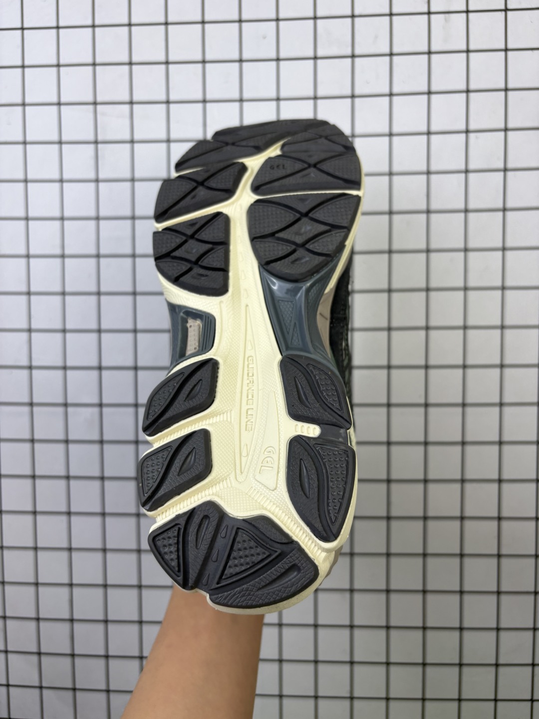 💰120
AsicsGel-NYC复古单品 2025年新款 亚瑟士ASICSTIGER 新款休闲鞋 厚底街头运动休闲鞋,ASICS亚瑟士推出全新GEL-NYC,彰显纽约都市活力。这次的新系列融入了多个版本GEL的经典设计风格,广受好评。其设计灵感来源于GEL-NIMBUS 3,GEL-MC PLUS V 和 GEL-CUMULUS 16 这些往日经典鞋款。GEL-NYC使用GEL-CUMULUS 16鞋款的鞋楦设计,展现了独特的现代化美学。鞋底采用了轻质发泡材料,并在后跟和前掌处采用了ASICS亚瑟士核心科技——GEL缓震胶,赋予鞋款强大的缓冲性能,提供了更柔软舒适的穿着体验。而在原有设计的启发之上,此次鞋款采用更贴合当今潮流趋势的材料和创新技术,展现出纽约充满活力的都市精神。
货号:1203A805-101
尺码:36-45含半码
编码771