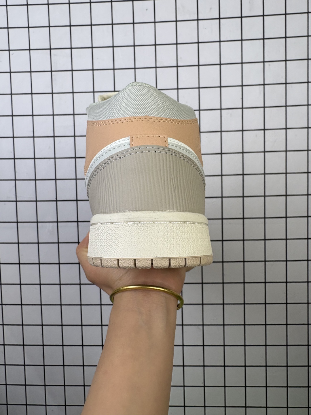 💰100
Jordan/乔丹 男女鞋,升级原楦原档案数据开发版型,采用皮组合牛剖革鞋面材质,中底注胶孔内置真Sole气垫,原数据开发模具大底❗气质清爽的新配色,耐克Nike Air Jordan 1 Mid GS"White/Black/Ice Blue"AJ1乔丹一代中帮经典复古文化休闲运动篮球鞋
类型:男女鞋
码数:36 37 38 39 40 41 42 43 44 45 46 47
编码:093