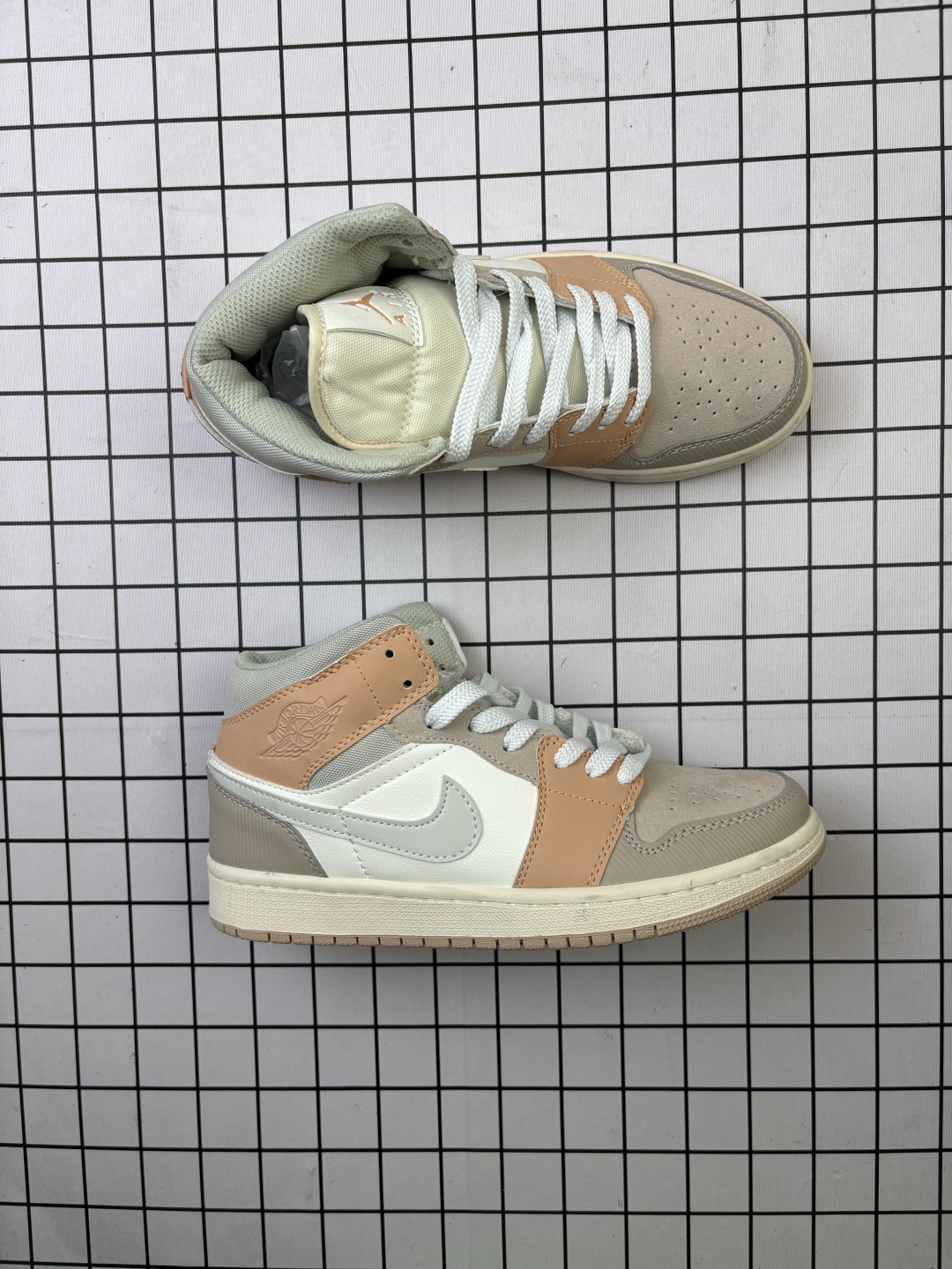 💰100
Jordan/乔丹 男女鞋,升级原楦原档案数据开发版型,采用皮组合牛剖革鞋面材质,中底注胶孔内置真Sole气垫,原数据开发模具大底❗气质清爽的新配色,耐克Nike Air Jordan 1 Mid GS"White/Black/Ice Blue"AJ1乔丹一代中帮经典复古文化休闲运动篮球鞋
类型:男女鞋
码数:36 37 38 39 40 41 42 43 44 45 46 47
编码:093