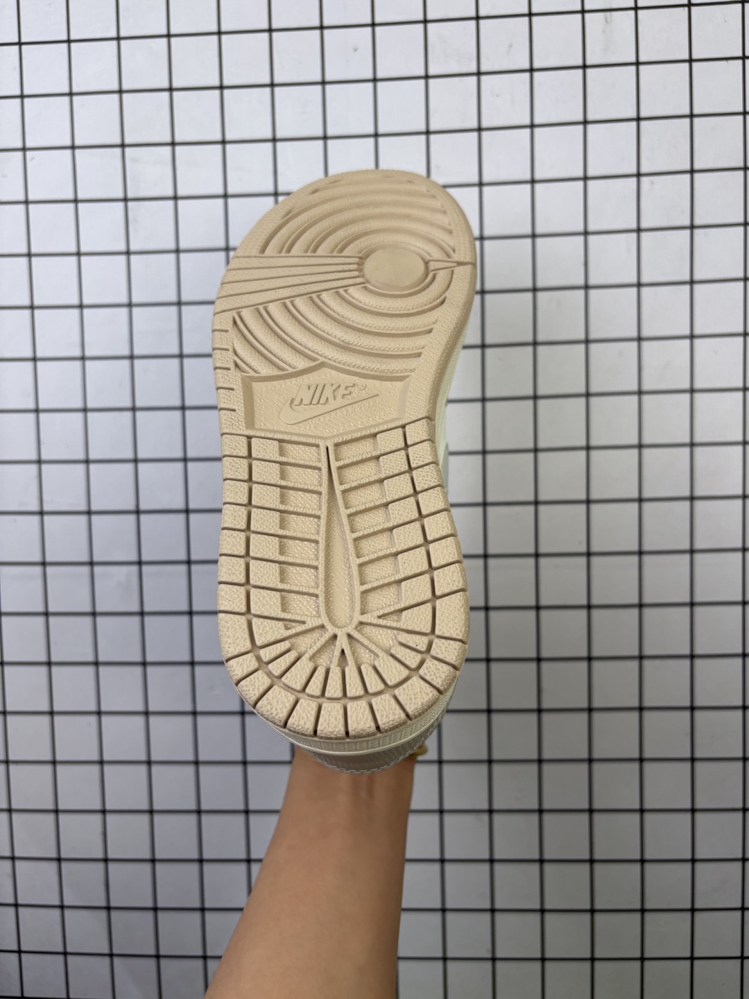 💰100
Jordan/乔丹 男女鞋,升级原楦原档案数据开发版型,采用皮组合牛剖革鞋面材质,中底注胶孔内置真Sole气垫,原数据开发模具大底❗气质清爽的新配色,耐克Nike Air Jordan 1 Mid GS"White/Black/Ice Blue"AJ1乔丹一代中帮经典复古文化休闲运动篮球鞋
类型:男女鞋
码数:36 37 38 39 40 41 42 43 44 45 46 47
编码:093