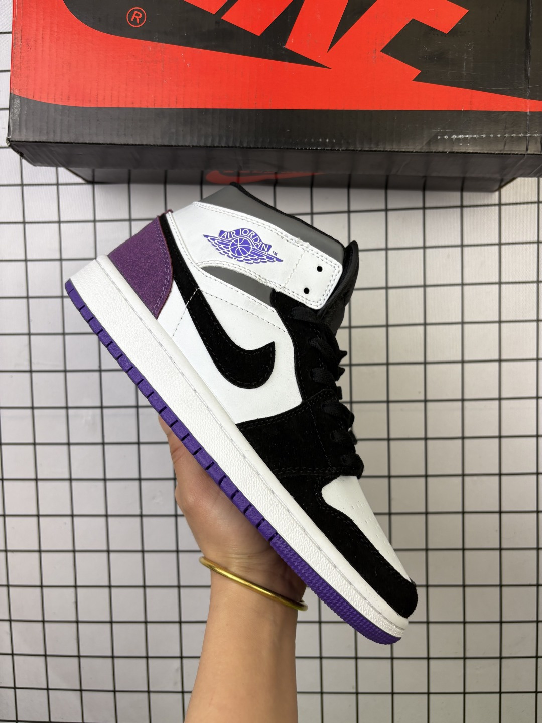 🈴💰100
Jordan/乔丹 男女鞋，升级原楦原档案数据开发版型，采用皮组合牛剖革鞋面材质，中底注胶孔内置真Sole气垫，原数据开发模具大底❗气质清爽的新配色，耐克Nike Air Jordan 1 Mid GS"White/Black/Ice Blue"AJ1乔丹一代中帮经典复古文化休闲运动篮球鞋 

类型：男女鞋
码数：36 37 38 39 40 41 42 43 44 45 46 47
编码：093