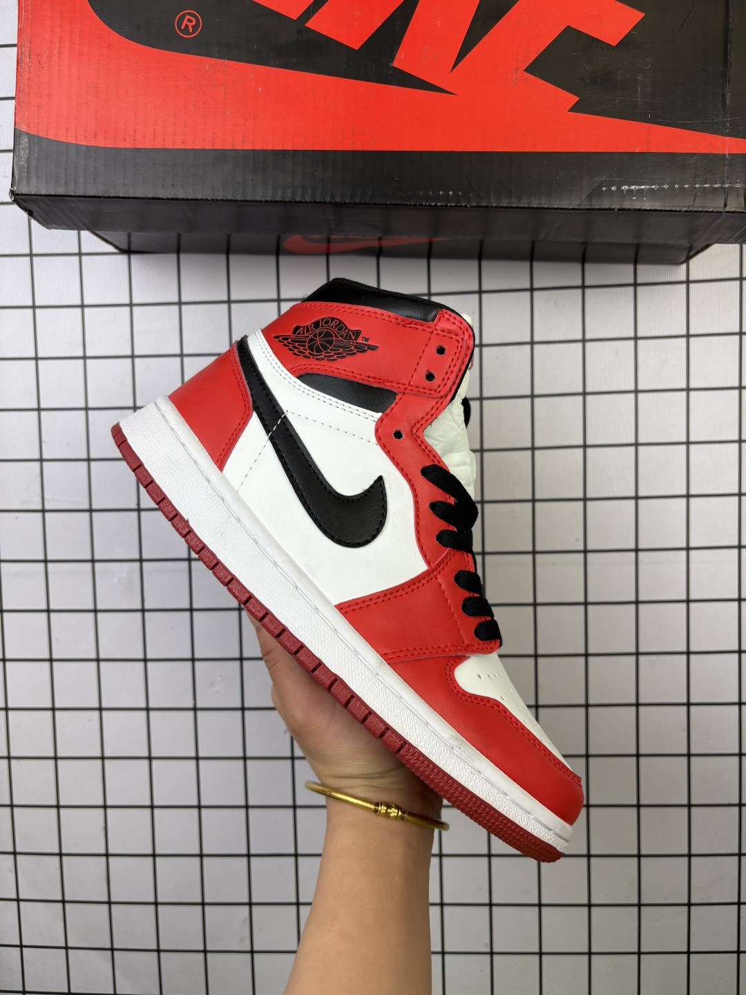 🈴💰100
Jordan/乔丹 男女鞋，升级原楦原档案数据开发版型，采用皮组合牛剖革鞋面材质，中底注胶孔内置真Sole气垫，原数据开发模具大底❗气质清爽的新配色，耐克Nike Air Jordan 1 Mid GS"White/Black/Ice Blue"AJ1乔丹一代中帮经典复古文化休闲运动篮球鞋 

类型：男女鞋
码数：36 37 38 39 40 41 42 43 44 45 46 47
编码：093