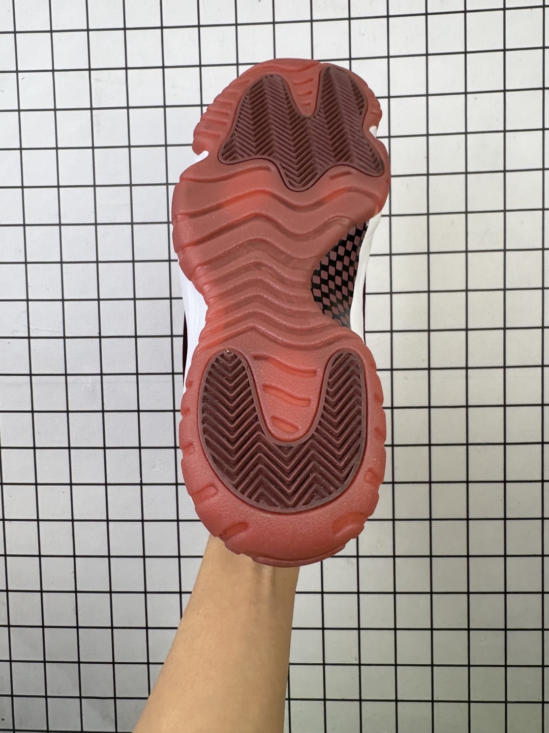 💰110
耐克乔丹11代 Nike Air Jordan 11 Retro 复刻男女运动鞋 AJ11代经典设计,深受球员与球迷喜爱。Jordan/乔丹 采用漆皮牛培革鞋面材质,厂级拉帮注胶效果❗️今年的大魔王是它!官方经典配色,耐克Air Jordan 11 High AJ11代迈克尔·乔丹高帮运动文化篮球鞋" ,它是 JORDAN 品牌的经典版型之一。该复刻鞋款的设计灵感源自迈克尔·乔丹第四次夺冠时所穿鞋款。采用优质材料和全掌型 Nike Air 缓震配置。鞋底加入全掌型 Air 缓震技术,轻盈缓震。流线型挡泥片包覆,经久耐穿且别致利落,轻盈碳纤维设计,铸就出众稳定性,塑型泡绵中底,橡胶外底,加衬鞋舌和鞋口,圆形鞋带。
货号: AV2187
尺码: 36-47
编码:093