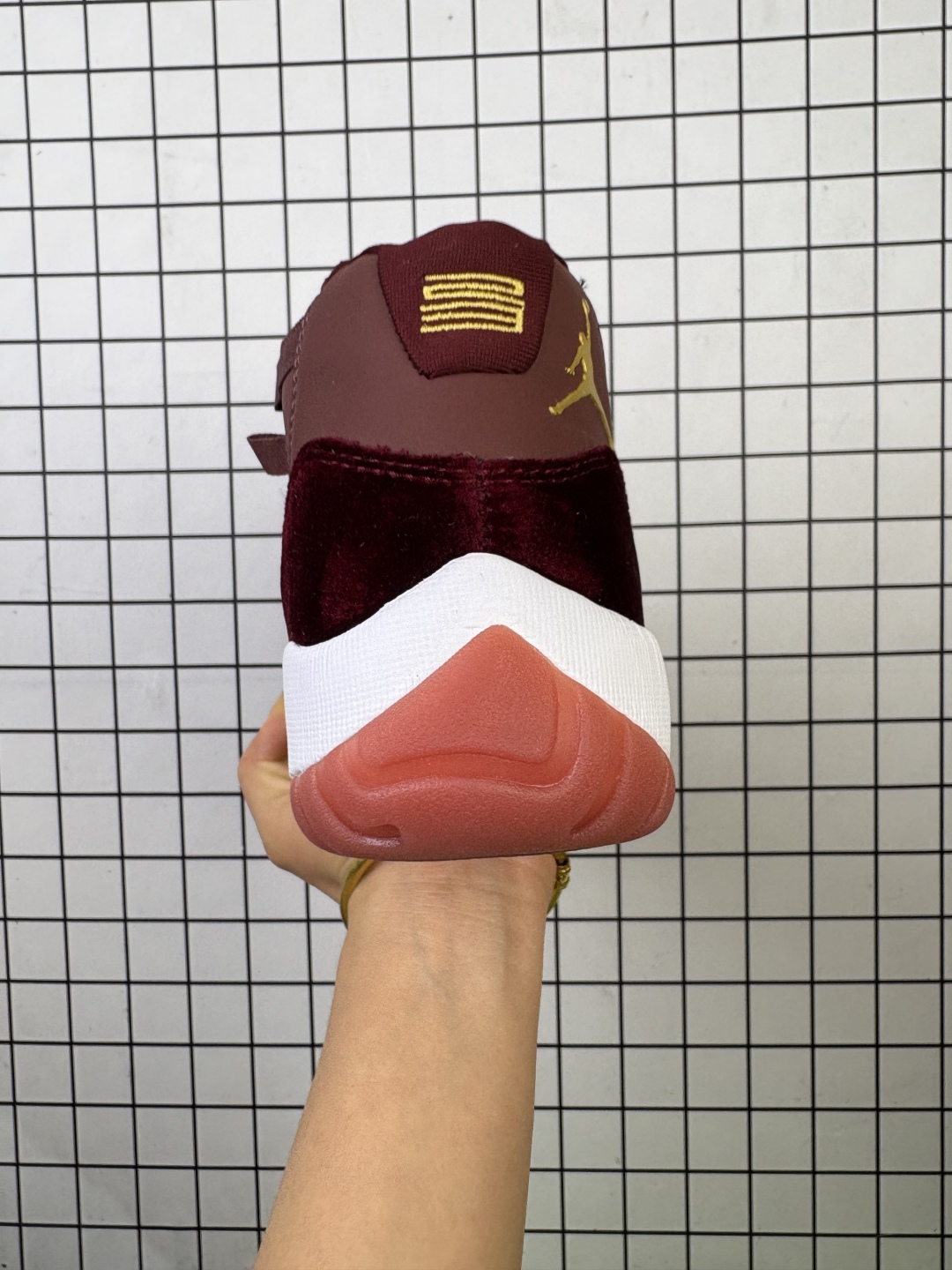 💰110
耐克乔丹11代 Nike Air Jordan 11 Retro 复刻男女运动鞋 AJ11代经典设计,深受球员与球迷喜爱。Jordan/乔丹 采用漆皮牛培革鞋面材质,厂级拉帮注胶效果❗️今年的大魔王是它!官方经典配色,耐克Air Jordan 11 High AJ11代迈克尔·乔丹高帮运动文化篮球鞋" ,它是 JORDAN 品牌的经典版型之一。该复刻鞋款的设计灵感源自迈克尔·乔丹第四次夺冠时所穿鞋款。采用优质材料和全掌型 Nike Air 缓震配置。鞋底加入全掌型 Air 缓震技术,轻盈缓震。流线型挡泥片包覆,经久耐穿且别致利落,轻盈碳纤维设计,铸就出众稳定性,塑型泡绵中底,橡胶外底,加衬鞋舌和鞋口,圆形鞋带。
货号: AV2187
尺码: 36-47
编码:093
