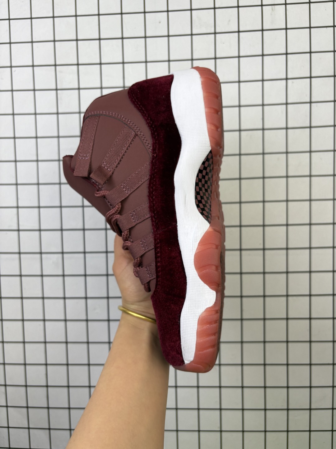 💰110
耐克乔丹11代 Nike Air Jordan 11 Retro 复刻男女运动鞋 AJ11代经典设计,深受球员与球迷喜爱。Jordan/乔丹 采用漆皮牛培革鞋面材质,厂级拉帮注胶效果❗️今年的大魔王是它!官方经典配色,耐克Air Jordan 11 High AJ11代迈克尔·乔丹高帮运动文化篮球鞋" ,它是 JORDAN 品牌的经典版型之一。该复刻鞋款的设计灵感源自迈克尔·乔丹第四次夺冠时所穿鞋款。采用优质材料和全掌型 Nike Air 缓震配置。鞋底加入全掌型 Air 缓震技术,轻盈缓震。流线型挡泥片包覆,经久耐穿且别致利落,轻盈碳纤维设计,铸就出众稳定性,塑型泡绵中底,橡胶外底,加衬鞋舌和鞋口,圆形鞋带。
货号: AV2187
尺码: 36-47
编码:093