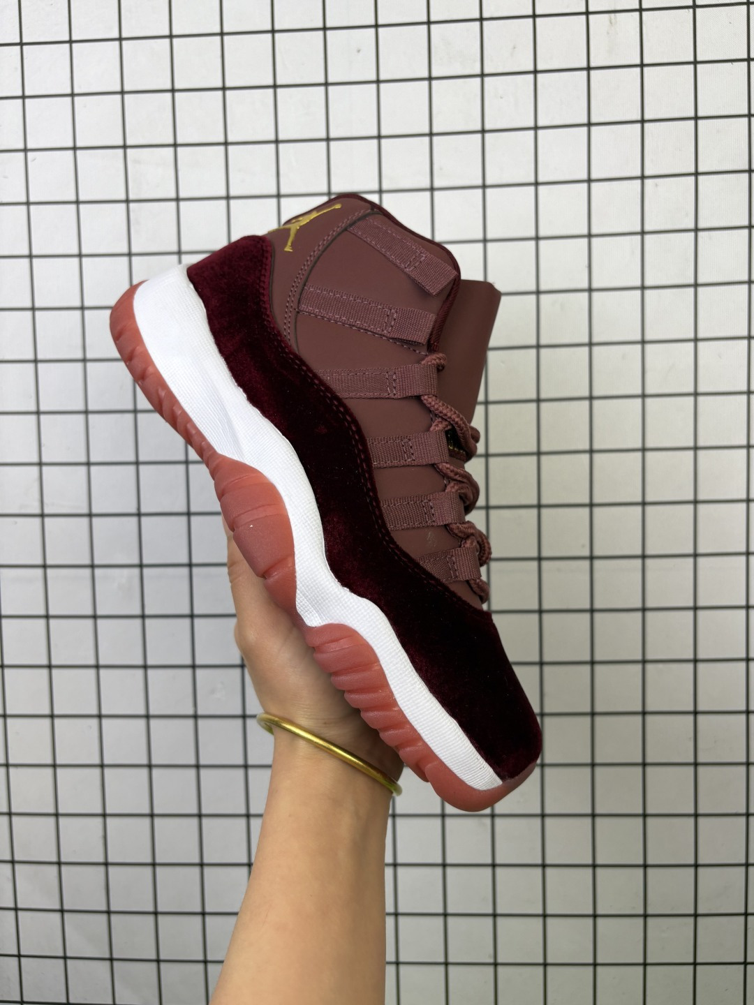 💰110
耐克乔丹11代  Nike Air Jordan 11 Retro 复刻男女运动鞋 AJ11代经典设计，深受球员与球迷喜爱。Jordan/乔丹 采用漆皮牛培革鞋面材质，厂级拉帮注胶效果❗️今年的大魔王是它！官方经典配色，耐克Air Jordan 11 High AJ11代迈克尔·乔丹高帮运动文化篮球鞋" ，它是 JORDAN 品牌的经典版型之一。该复刻鞋款的设计灵感源自迈克尔·乔丹第四次夺冠时所穿鞋款。采用优质材料和全掌型 Nike Air 缓震配置。鞋底加入全掌型 Air 缓震技术，轻盈缓震。流线型挡泥片包覆，经久耐穿且别致利落，轻盈碳纤维设计，铸就出众稳定性，塑型泡绵中底，橡胶外底，加衬鞋舌和鞋口，圆形鞋带。

货号:   AV2187
尺码:   36-47
编码：093