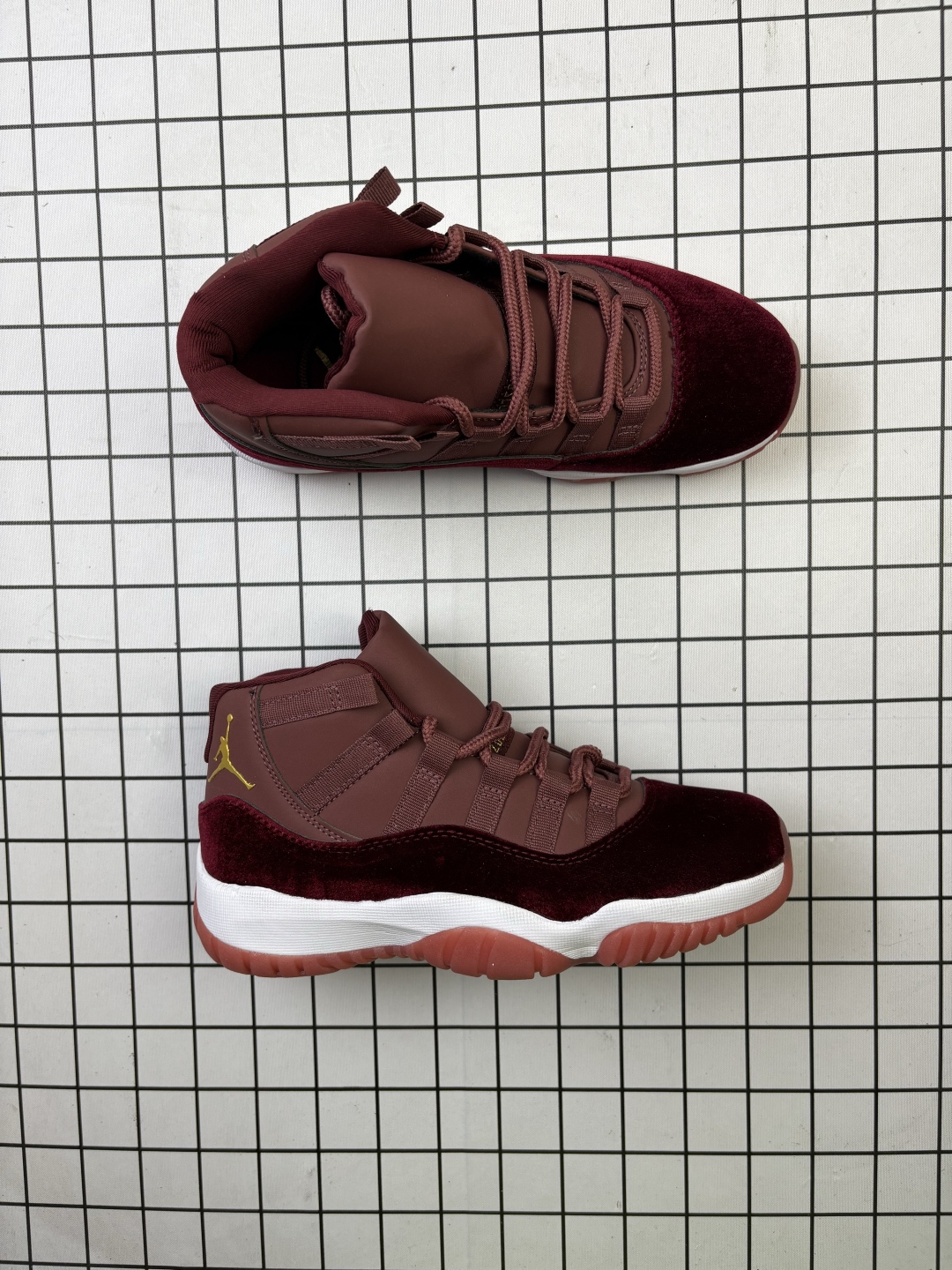 💰110
耐克乔丹11代 Nike Air Jordan 11 Retro 复刻男女运动鞋 AJ11代经典设计,深受球员与球迷喜爱。Jordan/乔丹 采用漆皮牛培革鞋面材质,厂级拉帮注胶效果❗️今年的大魔王是它!官方经典配色,耐克Air Jordan 11 High AJ11代迈克尔·乔丹高帮运动文化篮球鞋" ,它是 JORDAN 品牌的经典版型之一。该复刻鞋款的设计灵感源自迈克尔·乔丹第四次夺冠时所穿鞋款。采用优质材料和全掌型 Nike Air 缓震配置。鞋底加入全掌型 Air 缓震技术,轻盈缓震。流线型挡泥片包覆,经久耐穿且别致利落,轻盈碳纤维设计,铸就出众稳定性,塑型泡绵中底,橡胶外底,加衬鞋舌和鞋口,圆形鞋带。
货号: AV2187
尺码: 36-47
编码:093