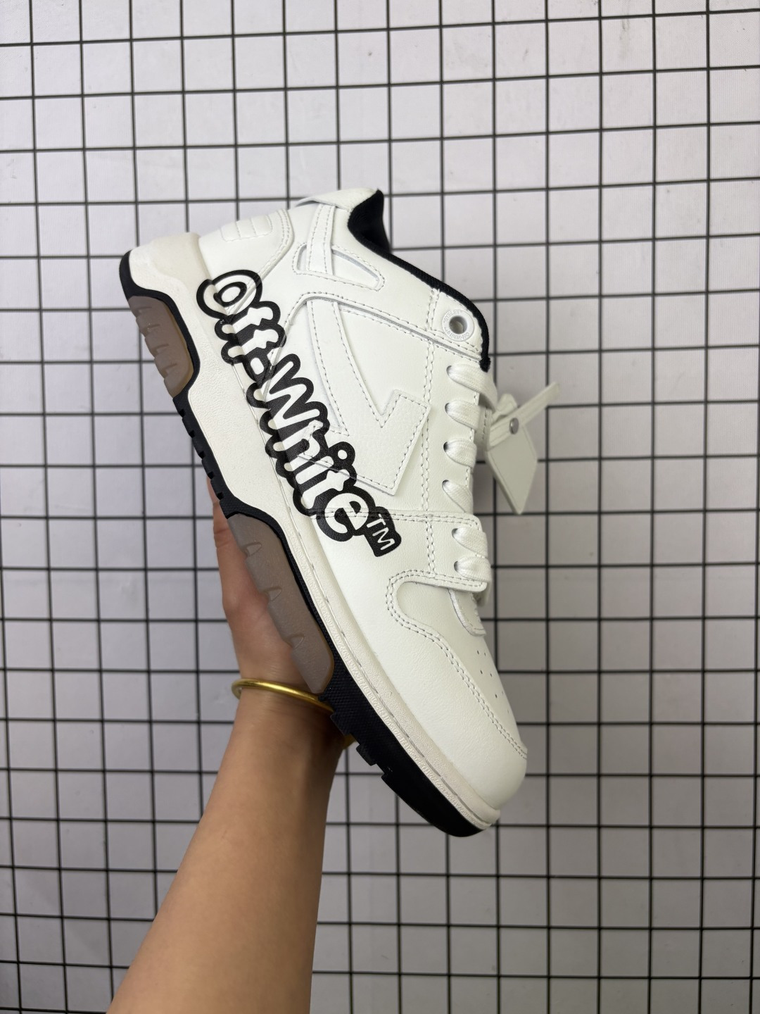 💰300
公司级✅当红美潮,设计师独立品牌Off-White™ c/o Virgil Abloh Out Of Office Low-top Leather OW联名 箭头OFF-White 重磅联名 Sneakers"OOO"复古百搭休闲运动板鞋 原楦型开发纸版#采用粒面头层小牛皮饰片#超软PU鞋垫+拼接去臭网布材质#全新开发橡胶耐磨鞋底低帮"Out of office"运动鞋，侧面为对角箭头图案，鞋跟处为Off-White™徽标，橡胶鞋底，白色系带鞋绳。Virgil Abloh——Off-White品牌创始人兼创意总监希望呈现一款既兼具二十世纪80年代与90年代的美感、又适宜日常穿着的网球鞋。于是“OUT OF OFFICE”运动鞋诞生了：低帮线条廓形，将街头的闲适、篮球的轻捷与跑步的力量绝妙融合。这款运动鞋拥有色彩鲜明的外底，半透明凝胶镶边，经典镂空鞋头与鞋面设计，螺纹针织鞋跟饰有徽标图案尺码：36-47 
编码719