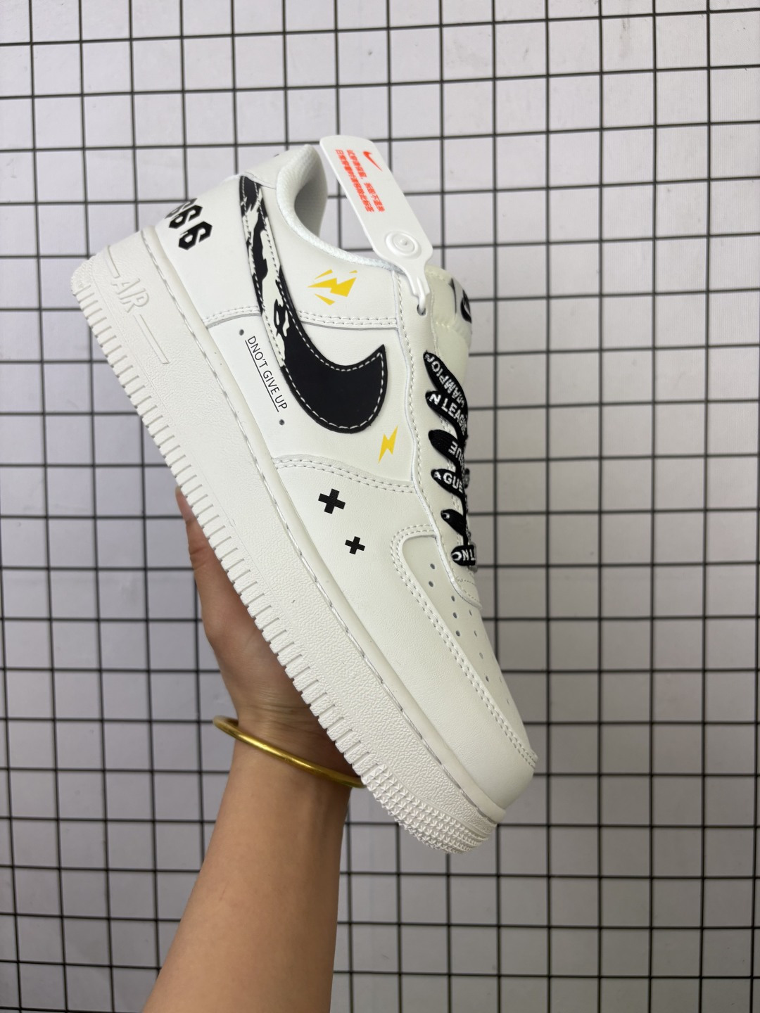 💰220
公司级✅NIKE AIR FORCE 1‘07 LV8
原楦头原纸板 打造纯正低帮空军版型
专注外贸渠道 全掌内置蜂窝气垫 
原盒配件 原厂中底钢印、拉帮完美 
货号:JP8028-072
Size:36 36.5 37.5 38 38.5 39 40 40.5 41 42 42.5 43 44 45 
编码719