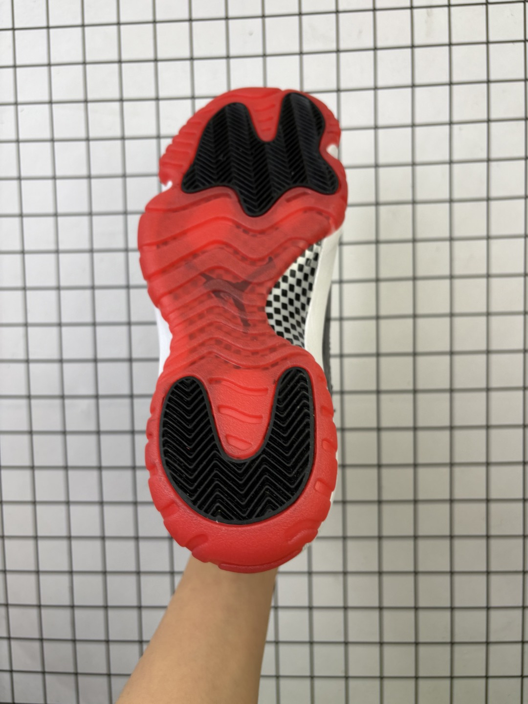 💰100
Jordan/乔丹 原楦原纸版数据开发，采用漆面牛剖革与牛津布鞋面材质，缜密定位拉帮及注胶效果，中底EVA内嵌缓震，搭载塑料纤维缓震中板❗️,耐克Nike Air Jordan 11 Retro"Win Like 96"AJ11代迈克尔·乔丹高帮运动文化篮球鞋 378037

类型：男女鞋
码数：36 37 38 39 40 41 42 43 44 45 46 47
编码093