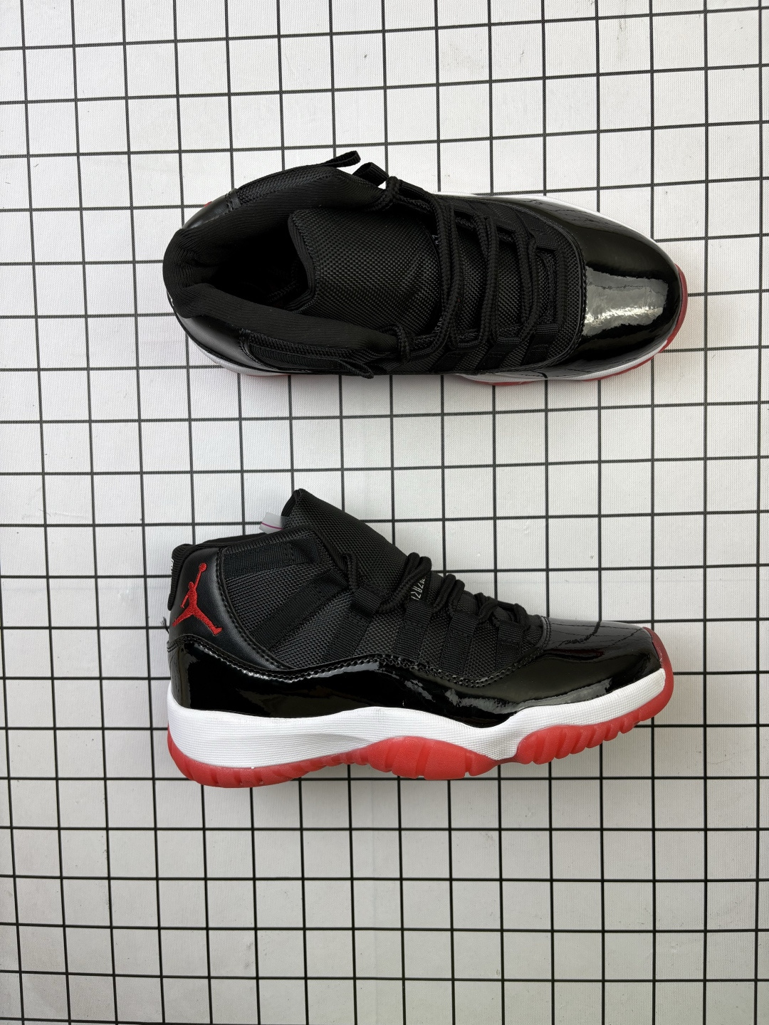 💰100
Jordan/乔丹 原楦原纸版数据开发，采用漆面牛剖革与牛津布鞋面材质，缜密定位拉帮及注胶效果，中底EVA内嵌缓震，搭载塑料纤维缓震中板❗️,耐克Nike Air Jordan 11 Retro"Win Like 96"AJ11代迈克尔·乔丹高帮运动文化篮球鞋 378037

类型：男女鞋
码数：36 37 38 39 40 41 42 43 44 45 46 47
编码093