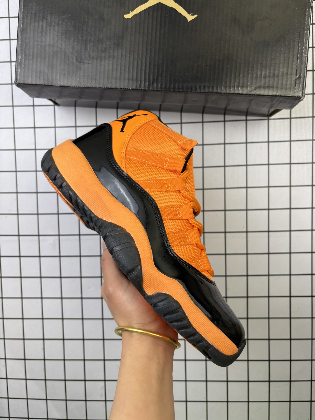 🈴💰100
Jordan/乔丹 原楦原纸版数据开发，采用漆面牛剖革与牛津布鞋面材质，缜密定位拉帮及注胶效果，中底EVA内嵌缓震，搭载塑料纤维缓震中板❗️,耐克Nike Air Jordan 11 Retro"Win Like 96"AJ11代迈克尔·乔丹高帮运动文化篮球鞋 378037

类型：男女鞋
码数：36 37 38 39 40 41 42 43 44 45 46 47
编码093