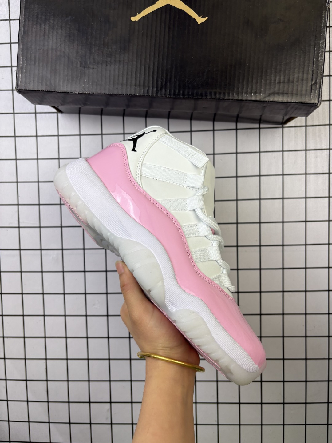 🈴💰100
Jordan/乔丹 原楦原纸版数据开发，采用漆面牛剖革与牛津布鞋面材质，缜密定位拉帮及注胶效果，中底EVA内嵌缓震，搭载塑料纤维缓震中板❗️,耐克Nike Air Jordan 11 Retro"Win Like 96"AJ11代迈克尔·乔丹高帮运动文化篮球鞋 378037

类型：男女鞋
码数：36 37 38 39 40 41 42 43 44 45 46 47
编码093