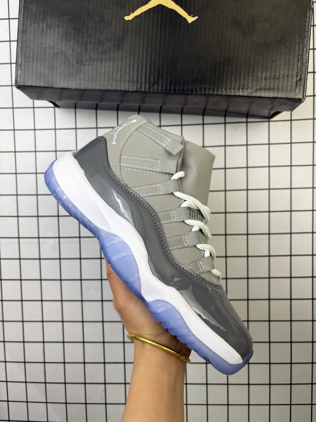 🈴💰100
Jordan/乔丹 原楦原纸版数据开发，采用漆面牛剖革与牛津布鞋面材质，缜密定位拉帮及注胶效果，中底EVA内嵌缓震，搭载塑料纤维缓震中板❗️,耐克Nike Air Jordan 11 Retro"Win Like 96"AJ11代迈克尔·乔丹高帮运动文化篮球鞋 378037

类型：男女鞋
码数：36 37 38 39 40 41 42 43 44 45 46 47
编码093