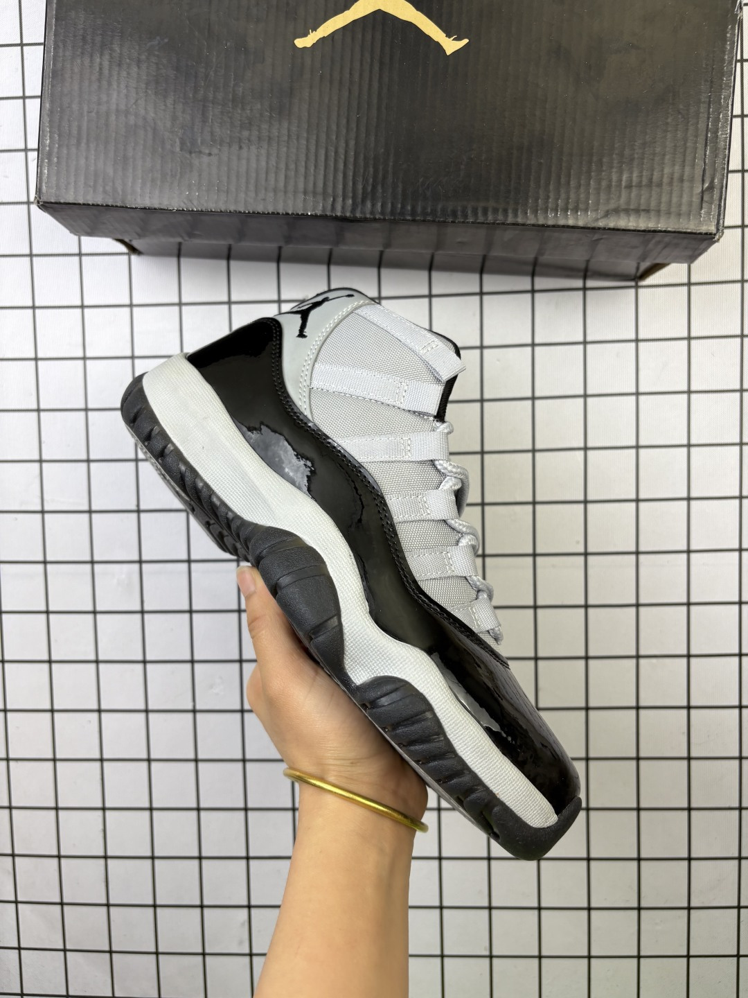 🈴💰100
Jordan/乔丹 原楦原纸版数据开发，采用漆面牛剖革与牛津布鞋面材质，缜密定位拉帮及注胶效果，中底EVA内嵌缓震，搭载塑料纤维缓震中板❗️,耐克Nike Air Jordan 11 Retro"Win Like 96"AJ11代迈克尔·乔丹高帮运动文化篮球鞋 378037

类型：男女鞋
码数：36 37 38 39 40 41 42 43 44 45 46 47
编码093