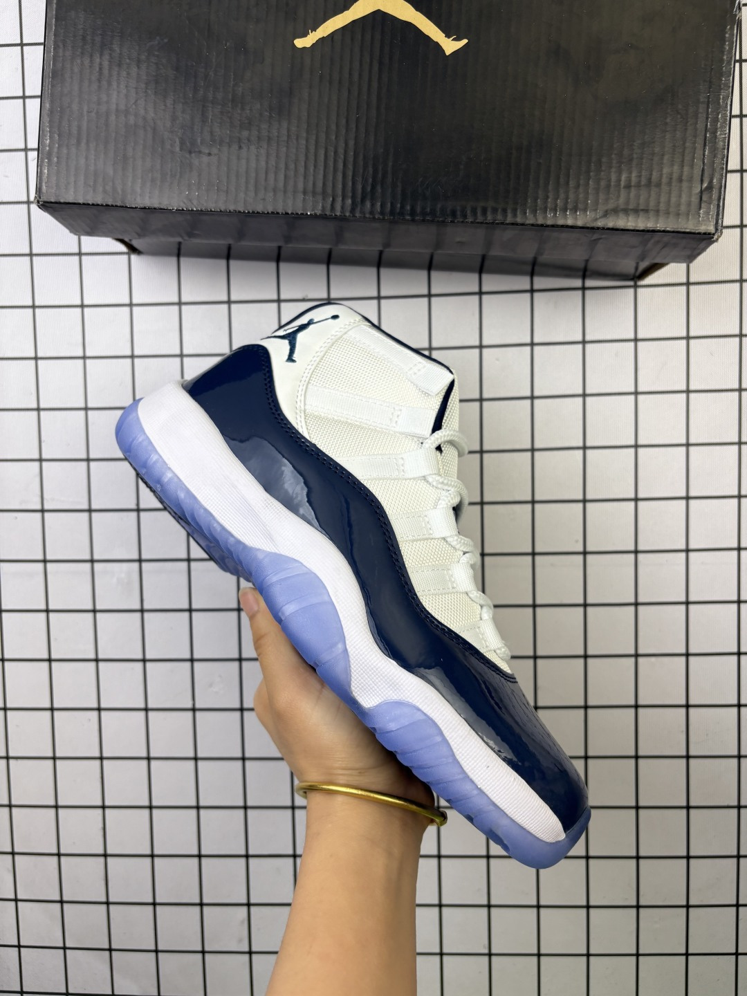 🈴💰100
Jordan/乔丹 原楦原纸版数据开发，采用漆面牛剖革与牛津布鞋面材质，缜密定位拉帮及注胶效果，中底EVA内嵌缓震，搭载塑料纤维缓震中板❗️,耐克Nike Air Jordan 11 Retro"Win Like 96"AJ11代迈克尔·乔丹高帮运动文化篮球鞋 378037

类型：男女鞋
码数：36 37 38 39 40 41 42 43 44 45 46 47
编码093