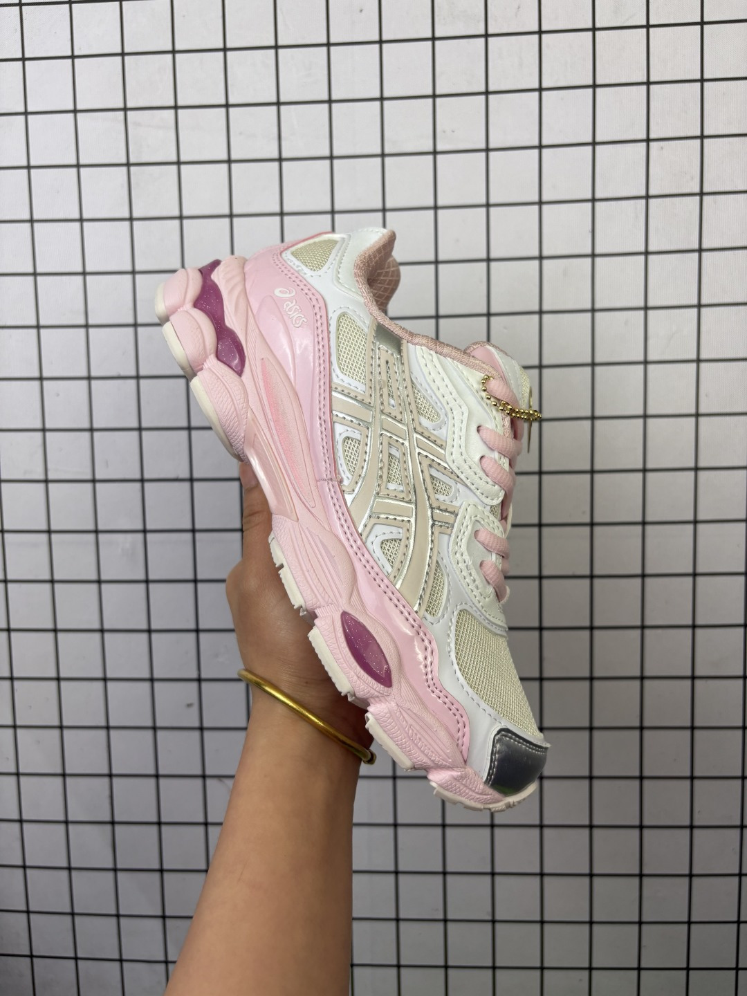 💰120
AsicsGel-NYC复古老爹鞋 单品 亚瑟士ASICSTIGER 新款休闲鞋 厚底街头运动休闲鞋，ASICS亚瑟士推出全新GEL-NYC，彰显纽约都市活力。这次的新系列融入了多个版本GEL的经典设计风格，广受好评。其设计灵感来源于GEL-NIMBUS 3,GEL-MC PLUS V 和 GEL-CUMULUS 16 这些往日经典鞋款。GEL-NYC使用GEL-CUMULUS 16鞋款的鞋楦设计,展现了独特的现代化美学。鞋底采用了轻质发泡材料,并在后跟和前掌处采用了ASICS亚瑟士核心科技——GEL缓震胶,赋予鞋款强大的缓冲性能,提供了更柔软舒适的穿着体验。而在原有设计的启发之上,此次鞋款采用更贴合当今潮流趋势的材料和创新技术,展现出纽约充满活力的都市精神。
尺码：36-46半
编码：768
货号：1203A571-10