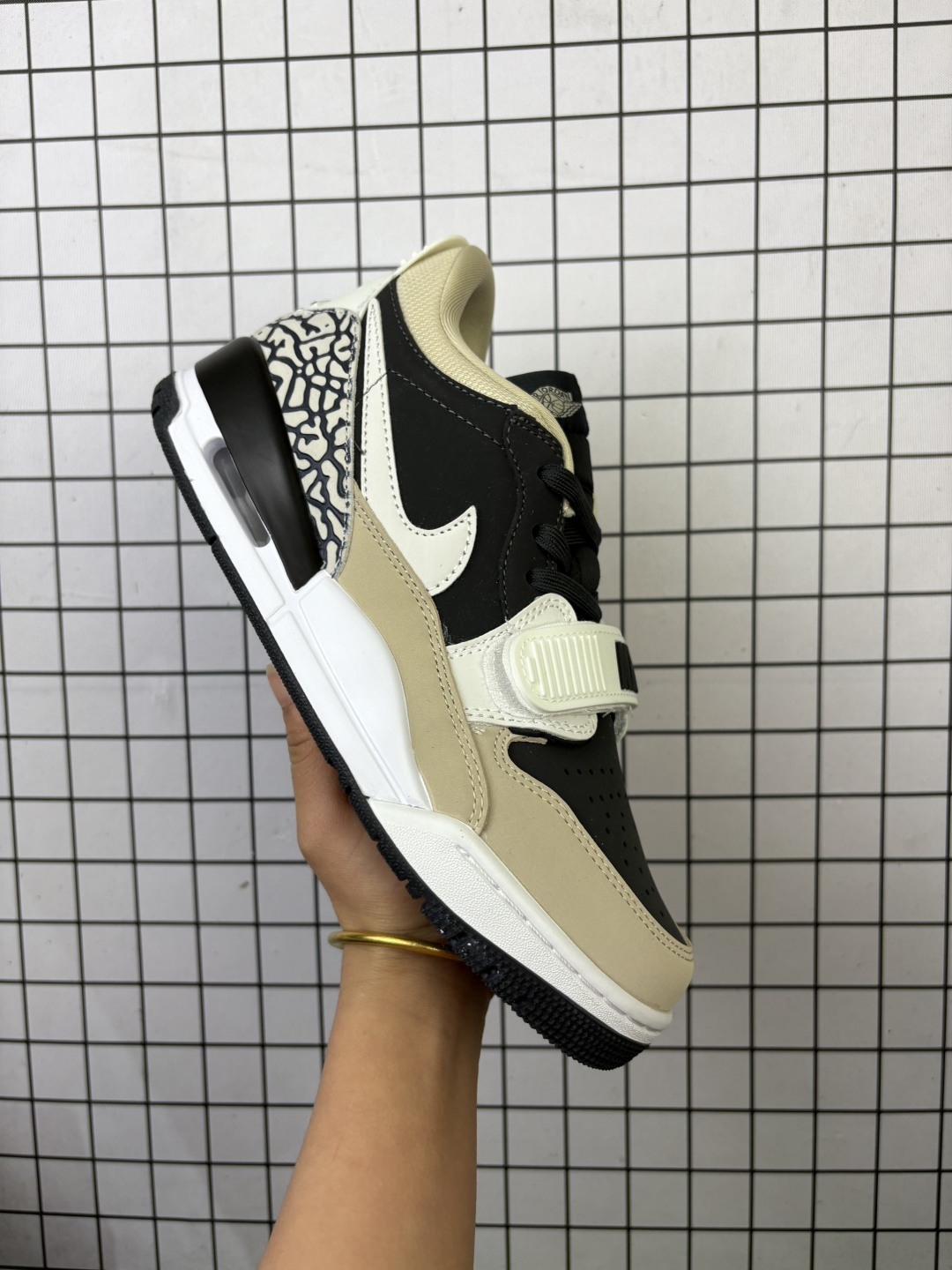 公司级✅Nike Air Jordan Legacy AJ312 Low耐克乔丹三合一混合版本低帮文化休闲运动篮球鞋 有着交错结合的设计 它的名字就展现出它所包含的鞋款元素 312分别对应了Air Jordan 3 Air Jordan 1 和 Air Trainer 2 将这三双经典又有不俗人气的鞋款融合 最强三合一的名称由此得来 货号:CD7069-005 编码688