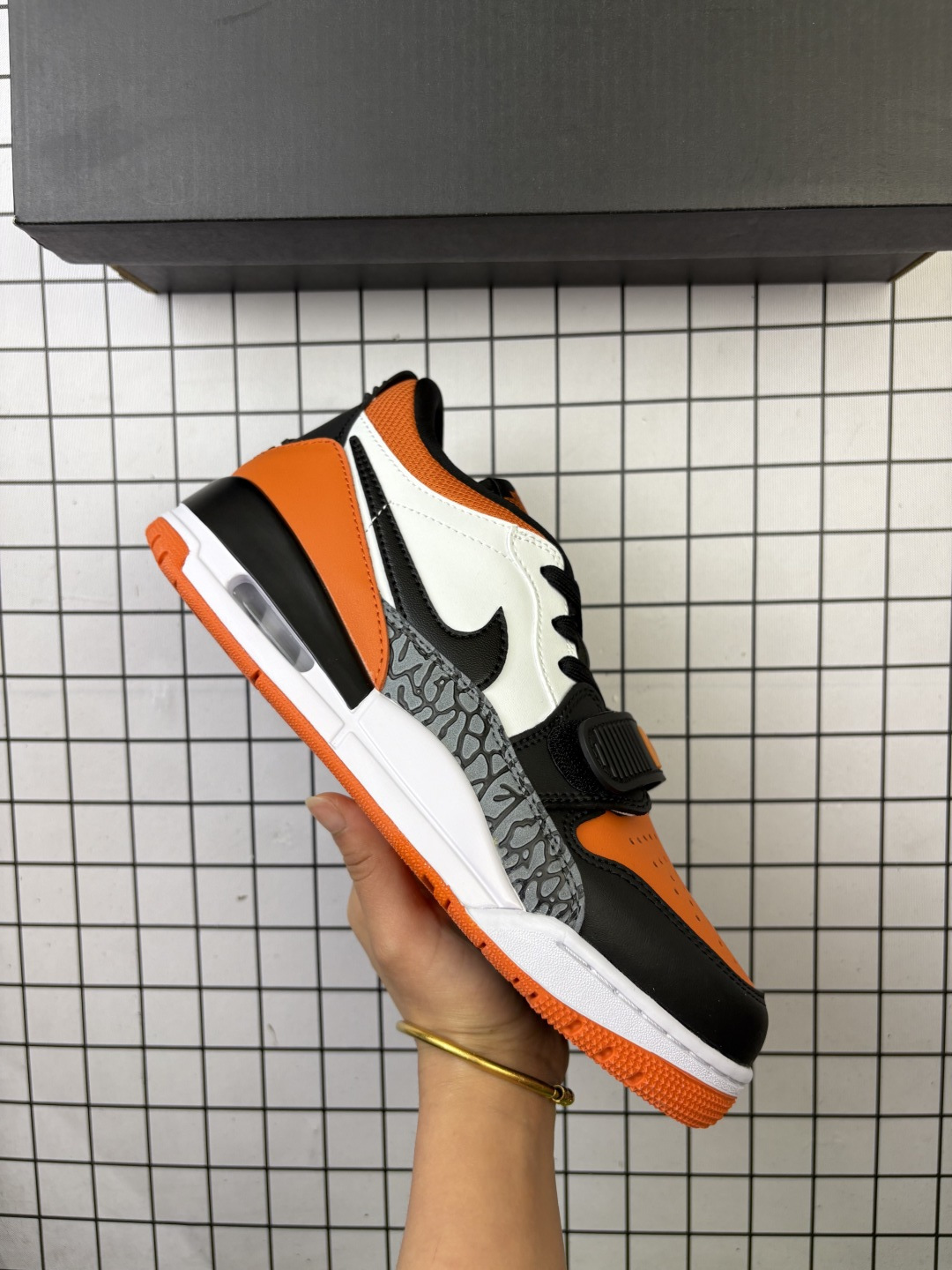 公司级✅Nike Air Jordan Legacy AJ312 Low耐克乔丹三合一混合版本低帮文化休闲运动篮球鞋 有着交错结合的设计 它的名字就展现出它所包含的鞋款元素 312分别对应了Air Jordan 3 Air Jordan 1 和 Air Trainer 2 将这三双经典又有不俗人气的鞋款融合 最强三合一的名称由此得来 货号:CD7069-005 编码688