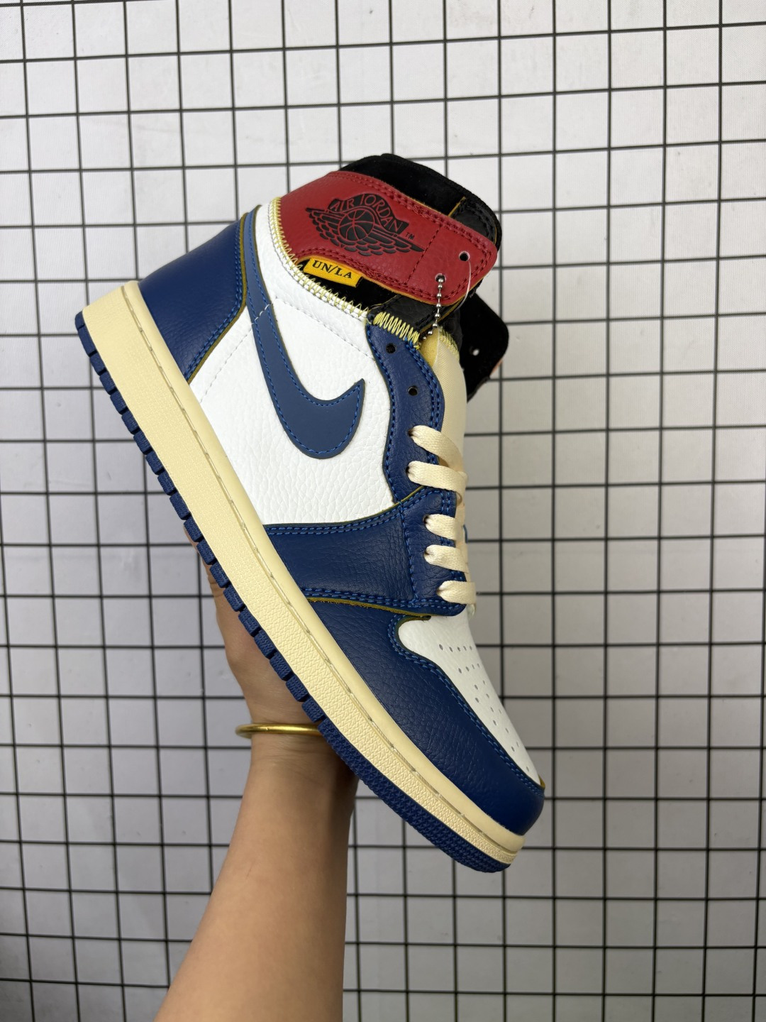 💰150
Union x Air Jordan 1 Retro High PK NRG✔️官网11月24号发售 洛杉矶品牌Union与Jordan合作推出的AJ1联名版本 近日洛杉矶时尚名所UNION LA与Jordan Brand联手为我们带来了UNION LA x Air Jordan 1 High 鞋款 鞋款采用解构、撞色以和补丁图案点缀的设计 鞋面结合了“暴风蓝”配色与“禁穿”配色 黑色星期五PK
货号:BV1300-146
尺码:36-48.5
编码大Y