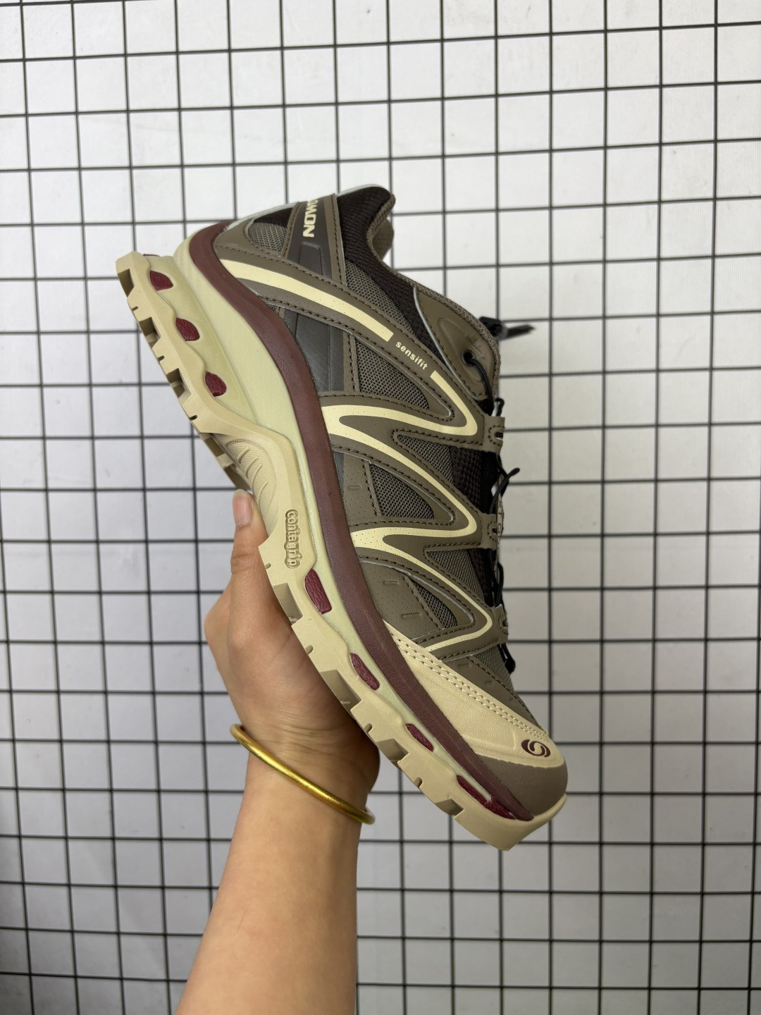 💰240
【公司级】SALOMON萨洛蒙 XT-QUEST 潮流 低帮 户外功能鞋徒步鞋 男女款 Salomon XT-QUEST GTX是一款专为户外运动设计的多功能徒步鞋,兼具防水性能与抓地力,适合复杂地形及日常穿搭。防水技术:采用GORE-TEX防水内衬,有效隔绝雨水,保持脚部干燥。 鞋底设计:搭载Vibram高性能大底,抓地力强,适应泥泞、崎岖山地等复杂地形。 材质与保护:鞋面采用皮革与透气网眼面料,兼顾耐用性和透气性;中帮设计提供脚踝保护。 #春日赏花#SALOMON萨洛蒙跑鞋 #实煽战利器就穿ta #酷飒男女同款宝藏户外徒步鞋 #户外徒步新搭档
尺码: 36-45含半码
编码: 大Y