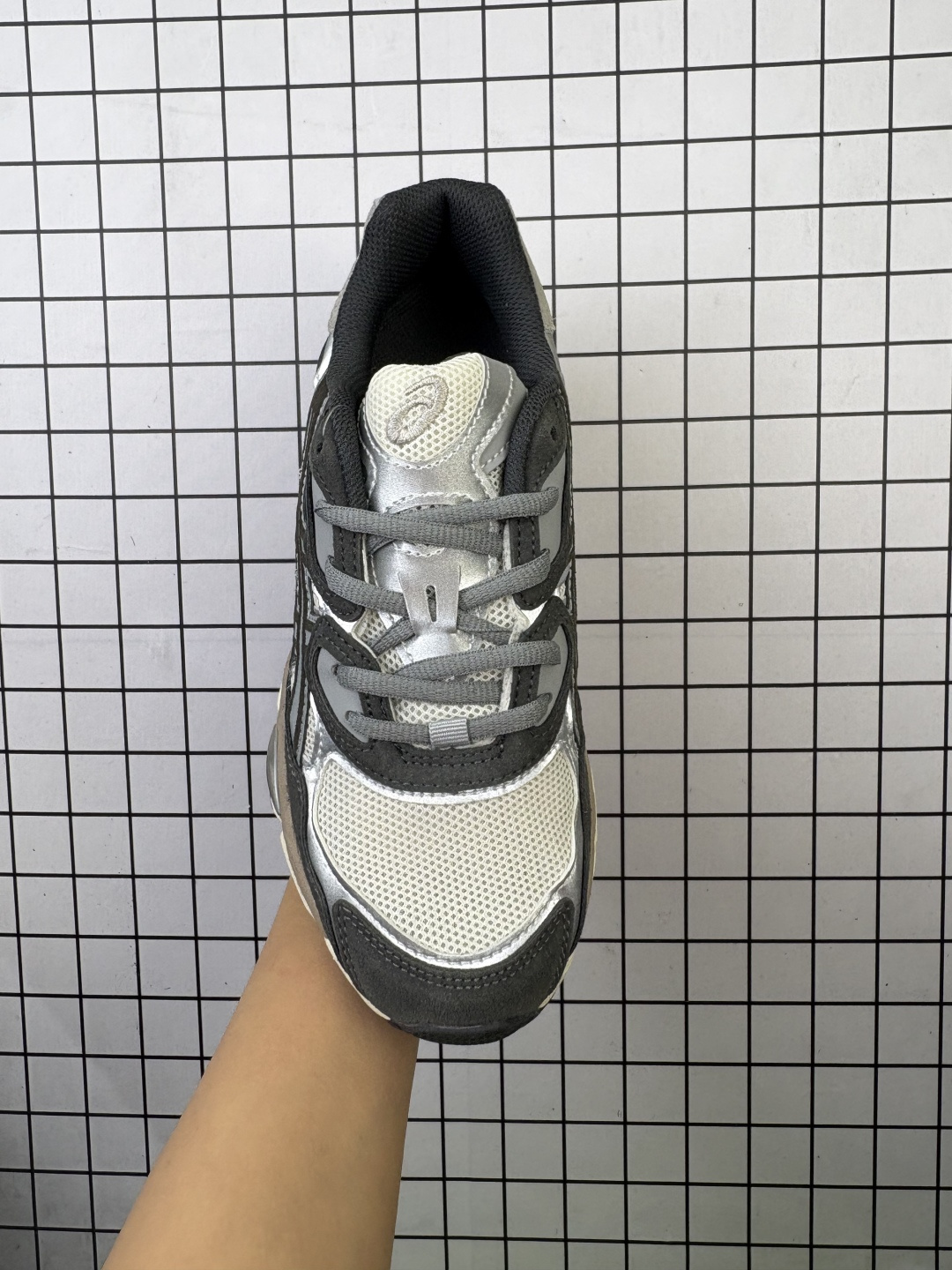 💰120
AsicsGel-NYC复古单品 2025年新款 亚瑟士ASICSTIGER 新款休闲鞋 厚底街头运动休闲鞋,ASICS亚瑟士推出全新GEL-NYC,彰显纽约都市活力。这次的新系列融入了多个版本GEL的经典设计风格,广受好评。其设计灵感来源于GEL-NIMBUS 3,GEL-MC PLUS V 和 GEL-CUMULUS 16 这些往日经典鞋款。GEL-NYC使用GEL-CUMULUS 16鞋款的鞋楦设计,展现了独特的现代化美学。鞋底采用了轻质发泡材料,并在后跟和前掌处采用了ASICS亚瑟士核心科技——GEL缓震胶,赋予鞋款强大的缓冲性能,提供了更柔软舒适的穿着体验。而在原有设计的启发之上,此次鞋款采用更贴合当今潮流趋势的材料和创新技术,展现出纽约充满活力的都市精神。
货号:1203A805-101
尺码:36-45含半码
编码大Y