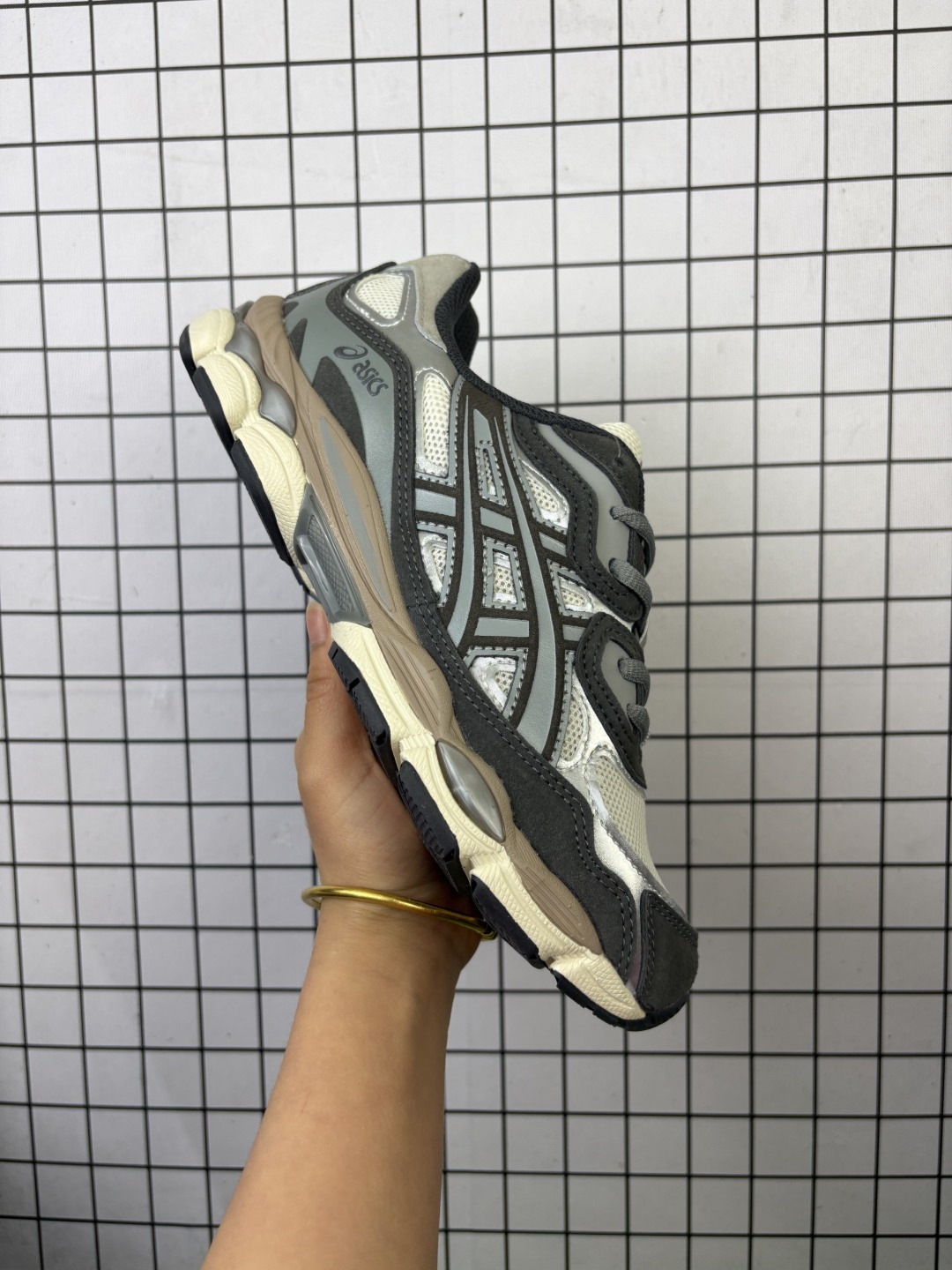 💰120
AsicsGel-NYC复古单品 2025年新款 亚瑟士ASICSTIGER 新款休闲鞋 厚底街头运动休闲鞋，ASICS亚瑟士推出全新GEL-NYC，彰显纽约都市活力。这次的新系列融入了多个版本GEL的经典设计风格，广受好评。其设计灵感来源于GEL-NIMBUS 3,GEL-MC PLUS V 和 GEL-CUMULUS 16 这些往日经典鞋款。GEL-NYC使用GEL-CUMULUS 16鞋款的鞋楦设计,展现了独特的现代化美学。鞋底采用了轻质发泡材料,并在后跟和前掌处采用了ASICS亚瑟士核心科技——GEL缓震胶,赋予鞋款强大的缓冲性能,提供了更柔软舒适的穿着体验。而在原有设计的启发之上,此次鞋款采用更贴合当今潮流趋势的材料和创新技术,展现出纽约充满活力的都市精神。

货号：1203A805-101
尺码：36-45含半码
编码大Y
