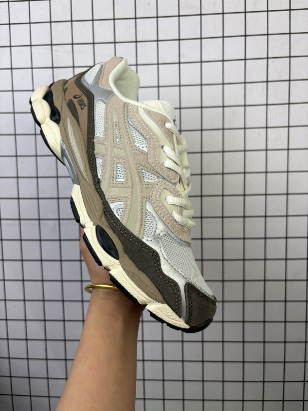 💰120
AsicsGel-NYC复古单品 2025年新款 亚瑟士ASICSTIGER 新款休闲鞋 厚底街头运动休闲鞋，ASICS亚瑟士推出全新GEL-NYC，彰显纽约都市活力。这次的新系列融入了多个版本GEL的经典设计风格，广受好评。其设计灵感来源于GEL-NIMBUS 3,GEL-MC PLUS V 和 GEL-CUMULUS 16 这些往日经典鞋款。GEL-NYC使用GEL-CUMULUS 16鞋款的鞋楦设计,展现了独特的现代化美学。鞋底采用了轻质发泡材料,并在后跟和前掌处采用了ASICS亚瑟士核心科技——GEL缓震胶,赋予鞋款强大的缓冲性能,提供了更柔软舒适的穿着体验。而在原有设计的启发之上,此次鞋款采用更贴合当今潮流趋势的材料和创新技术,展现出纽约充满活力的都市精神。

货号：1203A805-101
尺码：36-45含半码
编码大Y