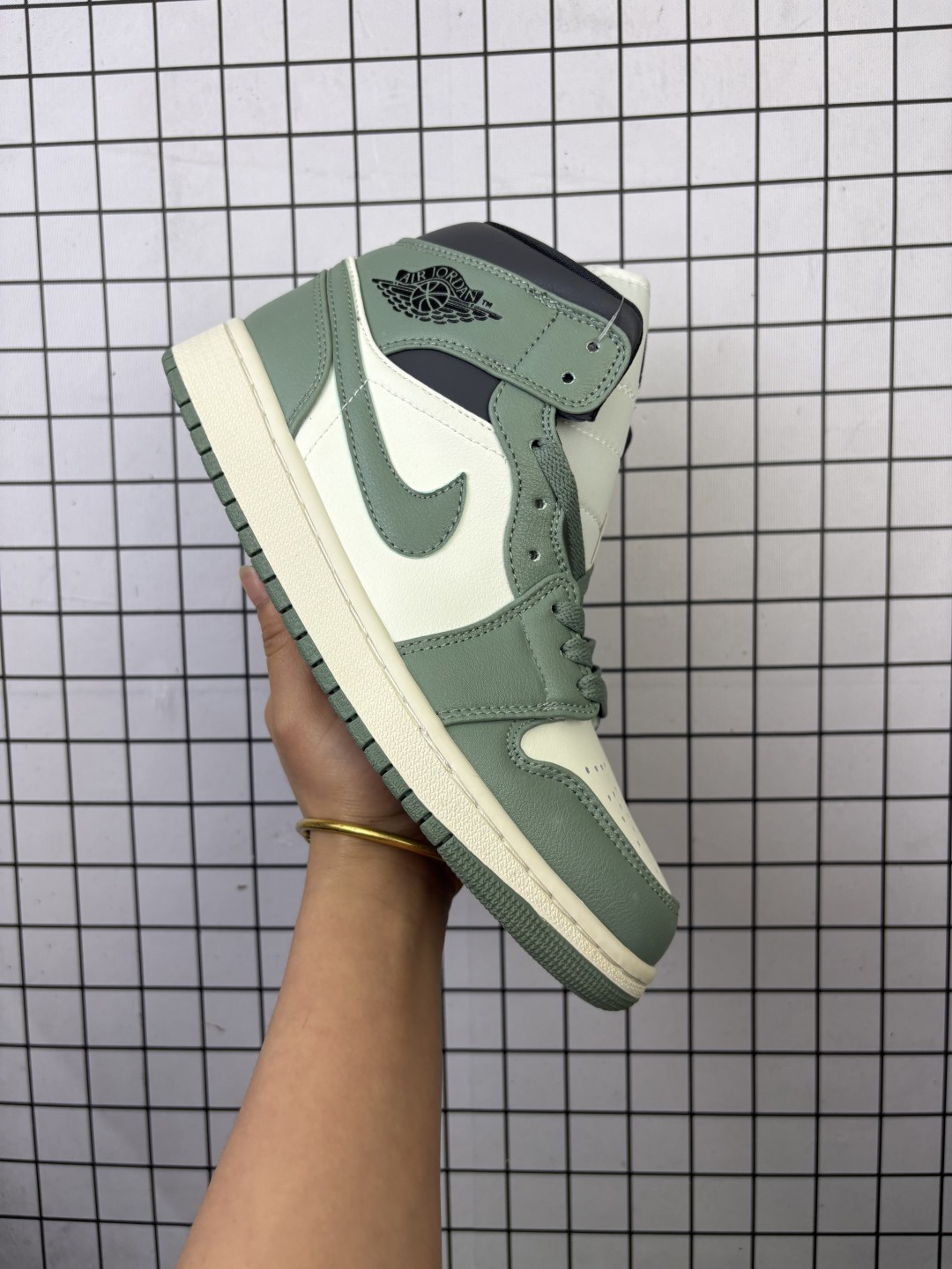 💰110
耐克（NIKE）AIR JORDAN 1 MID 男女子篮球鞋时尚轻盈板鞋AJ1乔1运动鞋 乔丹一代 高帮复古休闲篮球鞋  。AIR JORDAN 1 MID 搭载内置AIR气垫，柔软、舒适的缓震效果完美捍卫双脚的稳定状态，为起跳、急停和落地等场上动作提供最可靠的保护，即使在面对如今更加激烈的对抗战局时，依然能助你一臂之力，赢得赛场优势。硬质橡胶外底结合弯曲槽和圆形纹路的设计带来一流抓地力与耐磨性，超凡效果让你的每一次出手都弹无虚发。AIR JORDAN 1 MID AJ系列已成为篮球场上的永恒传奇，如今AIR JORDAN 1 MID 承载传统荣耀，将元年神韵与创新元素完美结合，以精致、简约的设计结合匠心独具的细节缔造出足以匹配JORDAN品牌和飞人精神的舒适感、合脚性与透气性。经典AIR气垫和“AIR JORDAN 翅膀”标识更无时无刻不唤起飞人球迷和AJ鞋迷的回忆，值得你纳入珍藏。

类型：男女鞋
货号：BQ6472-130
码数：36 36.5 37.5 38 38.5 39 40 40.5 41 42 42.5 43 44 45 46
编码554