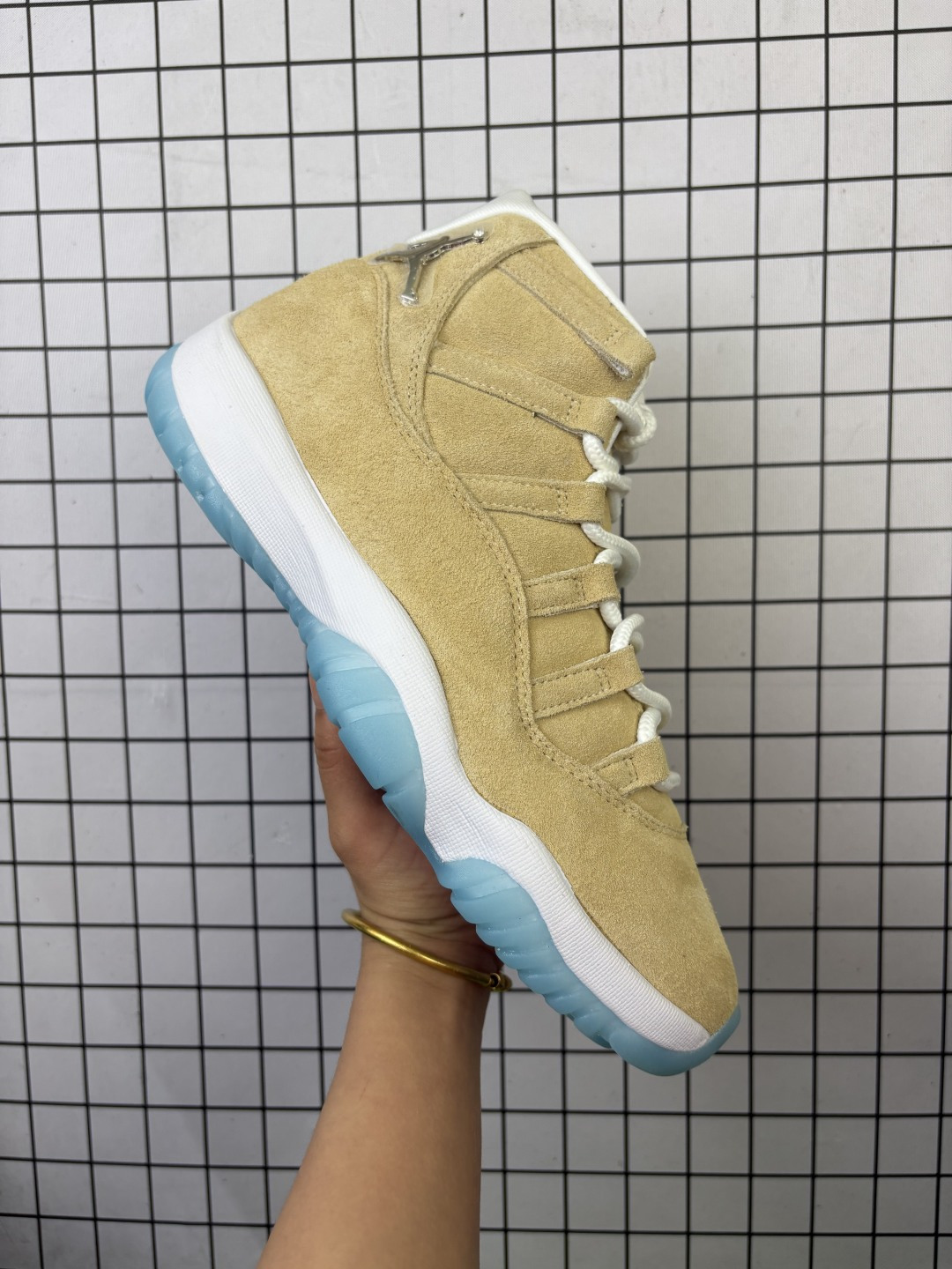 💰320
Air Jordan 11 Retro ”H-Town“ 高帮 北美限定 
 休斯顿限定 褐蓝色 AJ11 乔丹11代 aj11 乔11 高邦 土褐色 乔丹篮球鞋系列 配色设计灵感源自工业城市休斯顿，全鞋构色灵感源自当地汽车文化，鞋身大面积米黄色设定源于汽车后备箱绒面革，搭配土褐色绒面革材质覆盖层，展现出不错的整体性设计；后跟依然使用经典的”二三“并且采用银色进行点缀，鞋跟侧身手持钻石Jumpman Logo以标志则来自汽车四周的金属镀铬条，自带一种简约高贵的气质；鞋带孔辅以白色绣标上点缀蓝色迷你Jumppman Logo刺绣，营造出奢华的氛围，最后以白色中底、大面积碳板和蓝色透明水晶外底及白色Jumpmman Logo完善整体设计收尾。
货号：IO8960-707（2025版）
尺码：40 40.5 41 42 42.5 43 44 44.5 45 46 47.5
编码：757