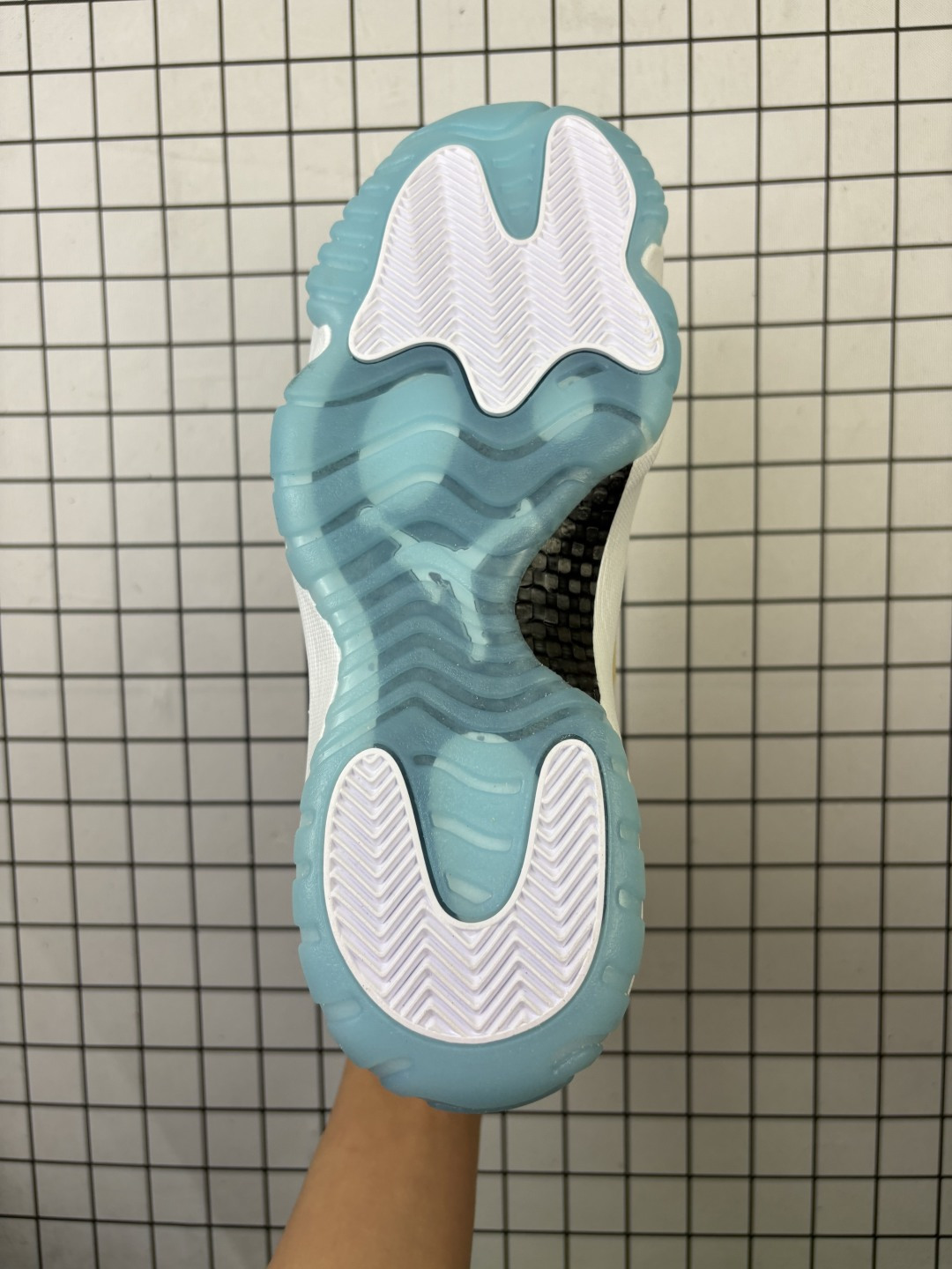 💰320
Air Jordan 11 Retro ”H-Town“ 高帮 北美限定 
 休斯顿限定 褐蓝色 AJ11 乔丹11代 aj11 乔11 高邦 土褐色 乔丹篮球鞋系列 配色设计灵感源自工业城市休斯顿，全鞋构色灵感源自当地汽车文化，鞋身大面积米黄色设定源于汽车后备箱绒面革，搭配土褐色绒面革材质覆盖层，展现出不错的整体性设计；后跟依然使用经典的”二三“并且采用银色进行点缀，鞋跟侧身手持钻石Jumpman Logo以标志则来自汽车四周的金属镀铬条，自带一种简约高贵的气质；鞋带孔辅以白色绣标上点缀蓝色迷你Jumppman Logo刺绣，营造出奢华的氛围，最后以白色中底、大面积碳板和蓝色透明水晶外底及白色Jumpmman Logo完善整体设计收尾。
货号：IO8960-707（2025版）
尺码：40 40.5 41 42 42.5 43 44 44.5 45 46 47.5
编码：757