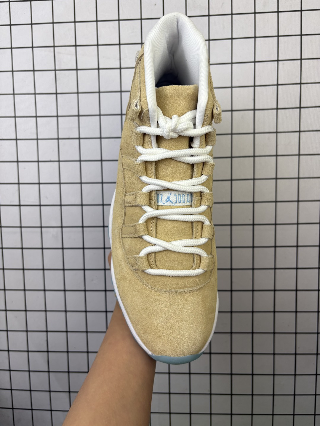 💰320
Air Jordan 11 Retro ”H-Town“ 高帮 北美限定 
 休斯顿限定 褐蓝色 AJ11 乔丹11代 aj11 乔11 高邦 土褐色 乔丹篮球鞋系列 配色设计灵感源自工业城市休斯顿，全鞋构色灵感源自当地汽车文化，鞋身大面积米黄色设定源于汽车后备箱绒面革，搭配土褐色绒面革材质覆盖层，展现出不错的整体性设计；后跟依然使用经典的”二三“并且采用银色进行点缀，鞋跟侧身手持钻石Jumpman Logo以标志则来自汽车四周的金属镀铬条，自带一种简约高贵的气质；鞋带孔辅以白色绣标上点缀蓝色迷你Jumppman Logo刺绣，营造出奢华的氛围，最后以白色中底、大面积碳板和蓝色透明水晶外底及白色Jumpmman Logo完善整体设计收尾。
货号：IO8960-707（2025版）
尺码：40 40.5 41 42 42.5 43 44 44.5 45 46 47.5
编码：757