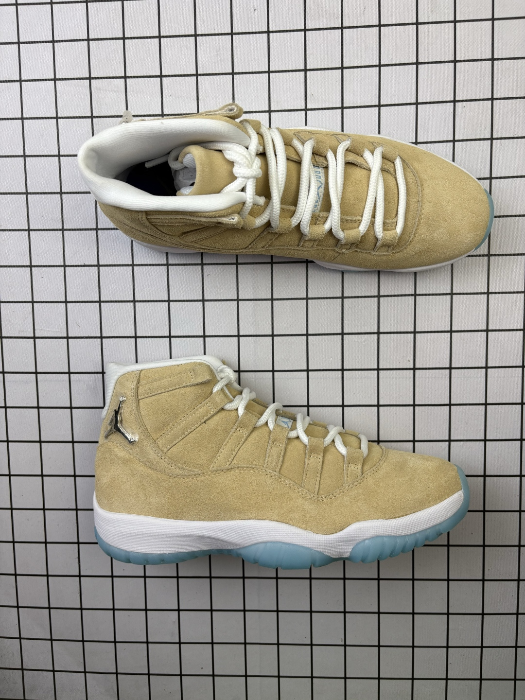 💰320
Air Jordan 11 Retro ”H-Town“ 高帮 北美限定 
 休斯顿限定 褐蓝色 AJ11 乔丹11代 aj11 乔11 高邦 土褐色 乔丹篮球鞋系列 配色设计灵感源自工业城市休斯顿，全鞋构色灵感源自当地汽车文化，鞋身大面积米黄色设定源于汽车后备箱绒面革，搭配土褐色绒面革材质覆盖层，展现出不错的整体性设计；后跟依然使用经典的”二三“并且采用银色进行点缀，鞋跟侧身手持钻石Jumpman Logo以标志则来自汽车四周的金属镀铬条，自带一种简约高贵的气质；鞋带孔辅以白色绣标上点缀蓝色迷你Jumppman Logo刺绣，营造出奢华的氛围，最后以白色中底、大面积碳板和蓝色透明水晶外底及白色Jumpmman Logo完善整体设计收尾。
货号：IO8960-707（2025版）
尺码：40 40.5 41 42 42.5 43 44 44.5 45 46 47.5
编码：757