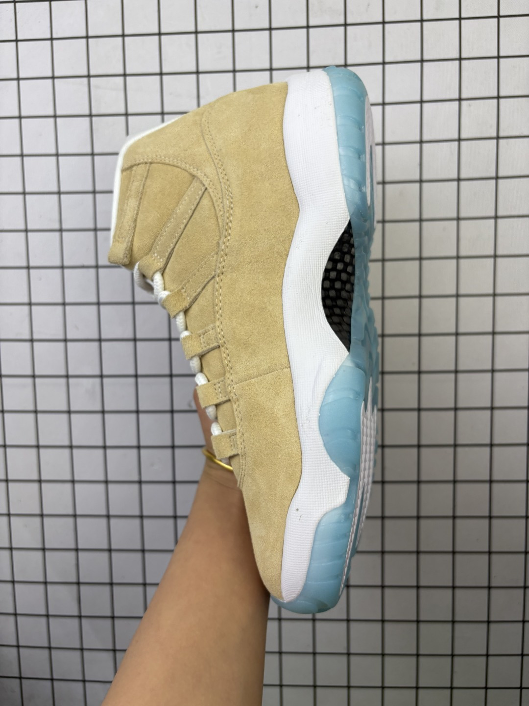 💰320
Air Jordan 11 Retro ”H-Town“ 高帮 北美限定 
 休斯顿限定 褐蓝色 AJ11 乔丹11代 aj11 乔11 高邦 土褐色 乔丹篮球鞋系列 配色设计灵感源自工业城市休斯顿，全鞋构色灵感源自当地汽车文化，鞋身大面积米黄色设定源于汽车后备箱绒面革，搭配土褐色绒面革材质覆盖层，展现出不错的整体性设计；后跟依然使用经典的”二三“并且采用银色进行点缀，鞋跟侧身手持钻石Jumpman Logo以标志则来自汽车四周的金属镀铬条，自带一种简约高贵的气质；鞋带孔辅以白色绣标上点缀蓝色迷你Jumppman Logo刺绣，营造出奢华的氛围，最后以白色中底、大面积碳板和蓝色透明水晶外底及白色Jumpmman Logo完善整体设计收尾。
货号：IO8960-707（2025版）
尺码：40 40.5 41 42 42.5 43 44 44.5 45 46 47.5
编码：757