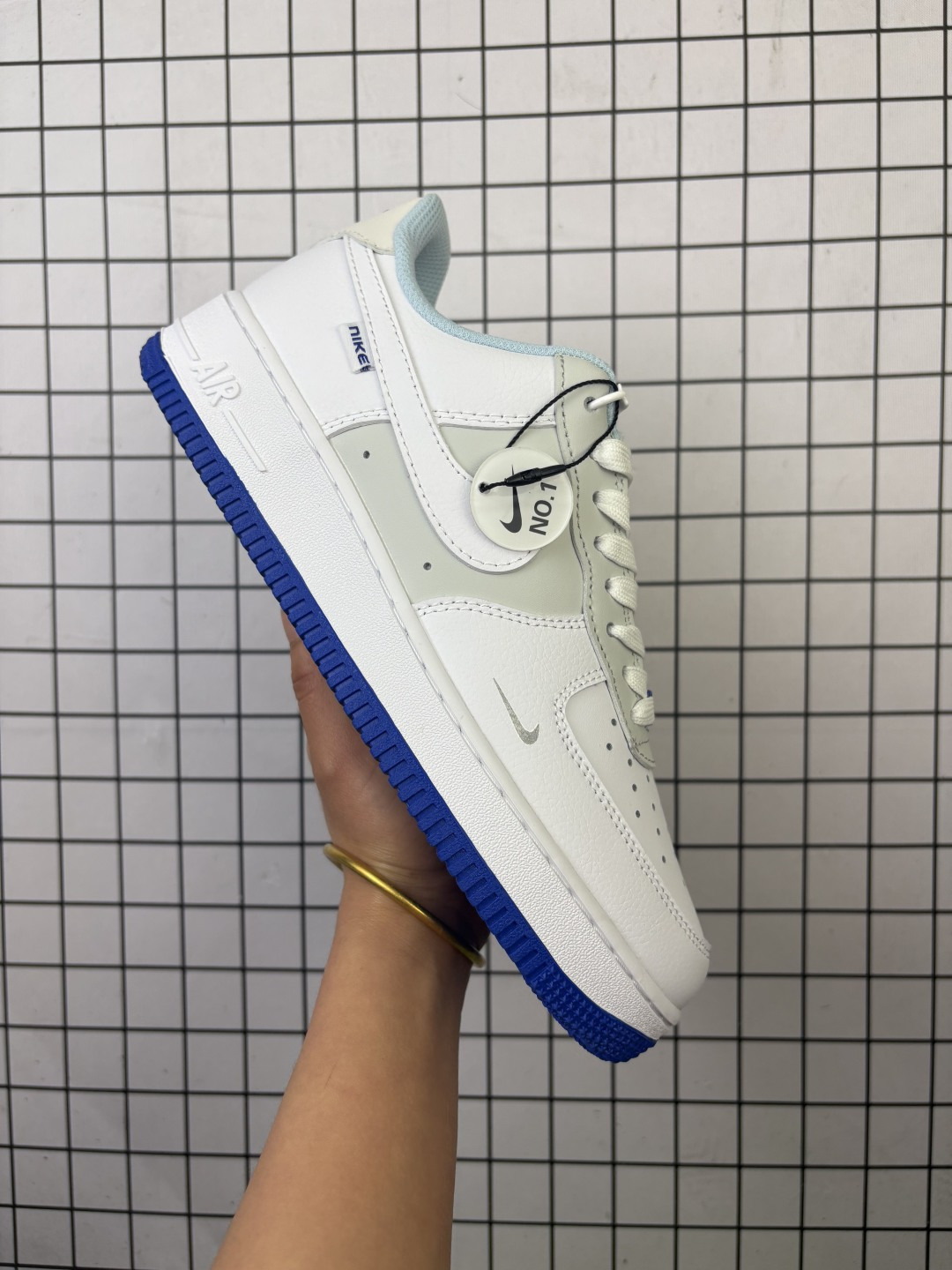💰130 #新品上市
##NK Air Force 1´07 Low 空军一号低帮百搭休闲运动板鞋 FB1844-222 柔软、弹性十足的缓震性能和出色的中底设计 横跨复古与现代的外型结合 造就出风靡全球 三十多年的Force 1 直到今天还深受青睐
编码给L
36-45