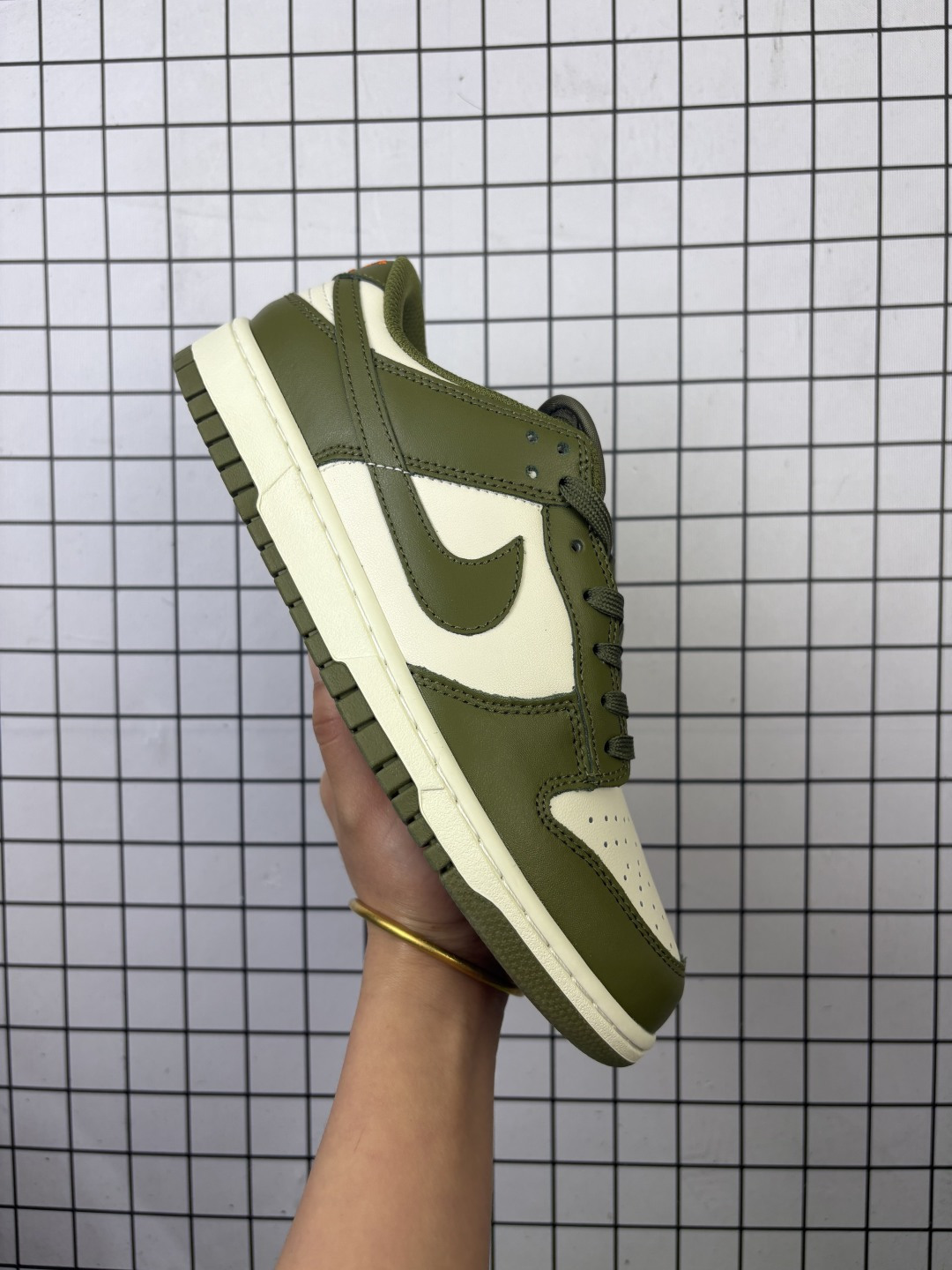 💰130  #新品上市实拍  
SB Dunk Low Pro 扣篮系列复古低帮休闲运动滑板板鞋。采用脚感柔软舒适ZoomAir气垫，有效吸收滑板等极限运动在落地时带来的冲击力，为街头运动者们提供更好的保护！ 
货号：IH0245 
编码707
36-46