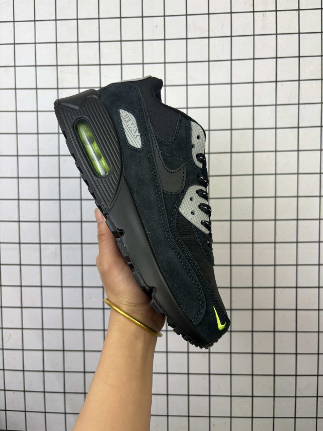 耐克 Nike Air Max 90 初代复古气垫百搭休闲运动慢跑鞋 FQ2377 001 复古小气垫史上第一双可视气垫跑鞋 凭借着 Air max 气垫带来的舒适脚感和鞋面面料上的不断精进 才使得 Air max1在现如今都是复古慢跑鞋的首选 编码554