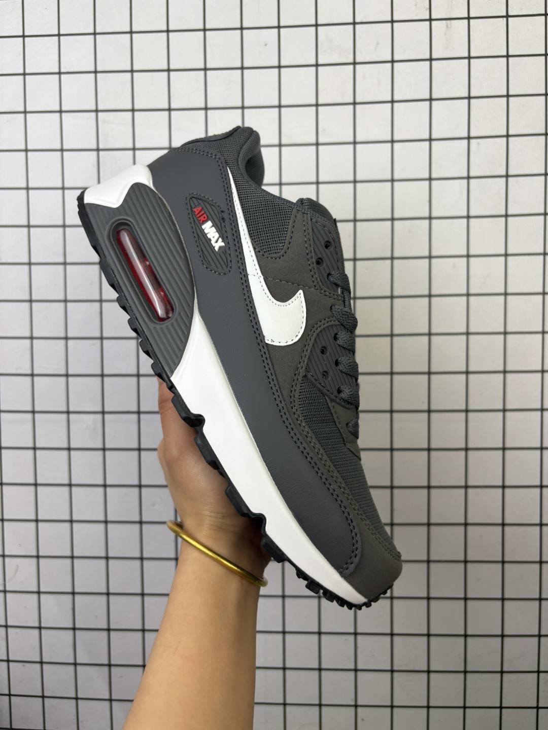 耐克 Nike Air Max 90 初代复古气垫百搭休闲运动慢跑鞋 FQ2377 001 复古小气垫史上第一双可视气垫跑鞋 凭借着 Air max 气垫带来的舒适脚感和鞋面面料上的不断精进 才使得 Air max1在现如今都是复古慢跑鞋的首选 编码554
