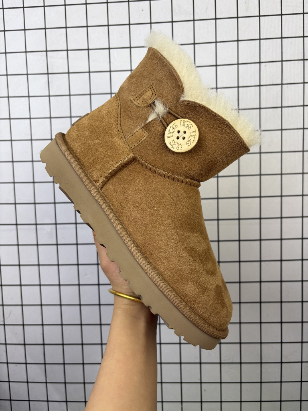 💰110
UGG/雪地靴 💯女鞋广东原产,采用TPU模压鞋面内嵌人造卷曲羊毛,鞋面具有防水功能,选用7毫米UGGPURE™ 植入式羊毛里衬与可拆卸的UGGPURE™ 植入式羊毛鞋垫,Treadlite轻翼科技外底-优质的防滑,耐磨性,和良好的弹性❗️F21秋季新品周冬雨代言款,美国轻奢品牌🐑UGG W Mini Bailey Bow II 迷你贝莉蝴蝶结2.0系列中筒加绒休闲百搭短靴“ 1016422
类型:女鞋
码数:36 37 38 39 40
编码:699