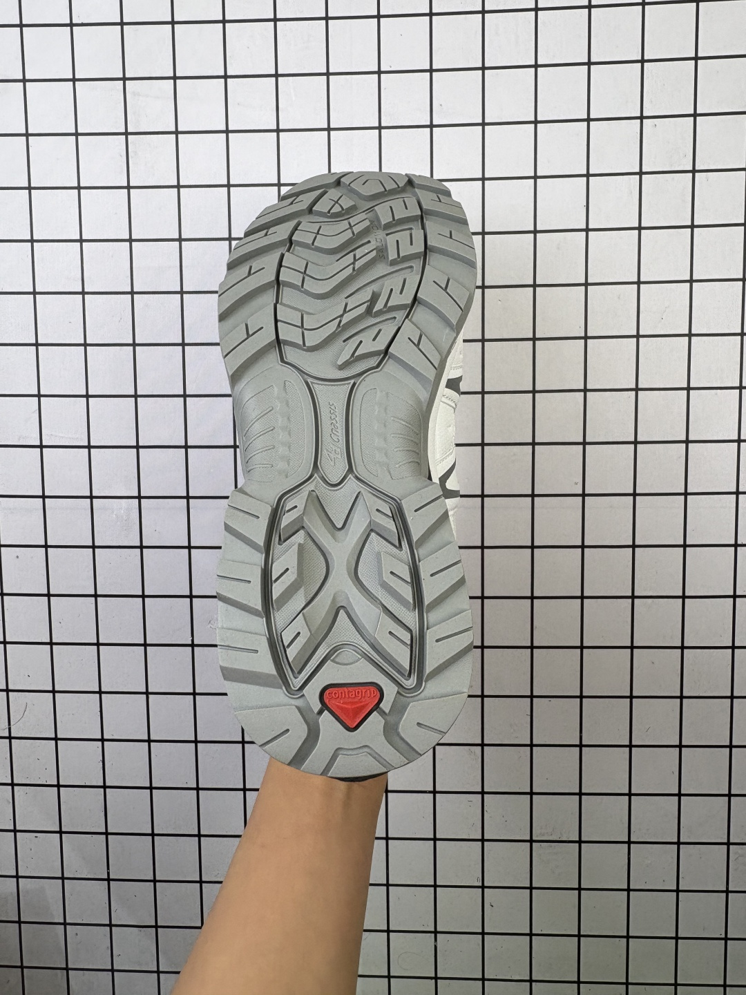 💰200
公司级✅Salomon XA PRO XT-6 GTX萨洛蒙户外越野跑鞋 鞋面采用SENSIFIT贴合技术 全方位贴合包裹脚型 鞋跟部鞋底牵引设计 提供强大的抓地性能 更适应野外崎岖不平的道路 其3D ADVANCED CHASSIS底盘 材料轻量大化 钉齿设计更具稳定性、防护性 鞋底易磨损区运用CONTAGRIP高耐磨材料 应对城市硬质路面长距离跑考验
货号:474506-21
尺码:36 37.5 38 38.5 39 40 40.5 41 42 42.5 43 44 45
编码699