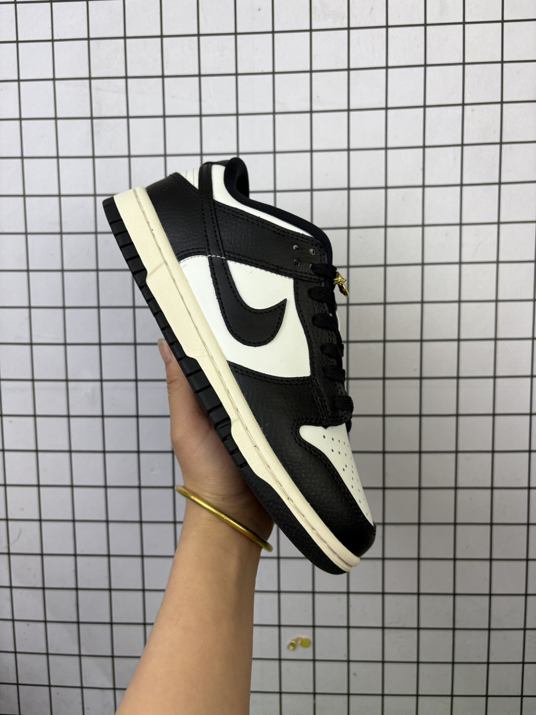 💰150
耐克Nike SB Dunk Low 扣篮系列 复古低帮休闲运动滑板板鞋。采用脚感柔软舒适ZoomAir气垫,有效吸收滑板等极限运动在落地时带来的冲击力,为街头运动者们提供更好的保护。
货号:HQ7487
尺码35.5 36 36.5 37.5 38 38.5 39 40 40.5 41 42 42.5 43 44 45 46
编码768